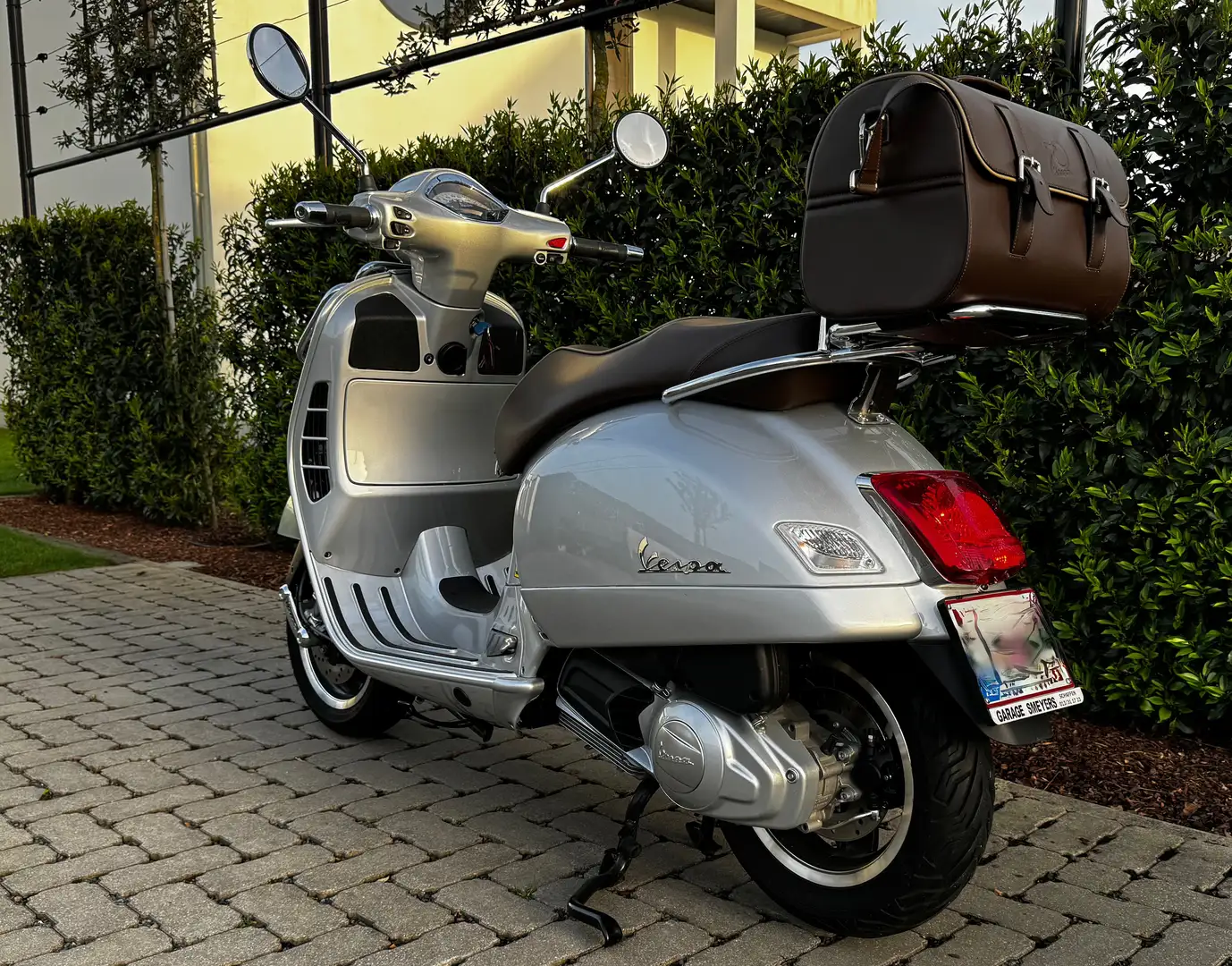 Vespa GTS 125 70y edition Silver - 2