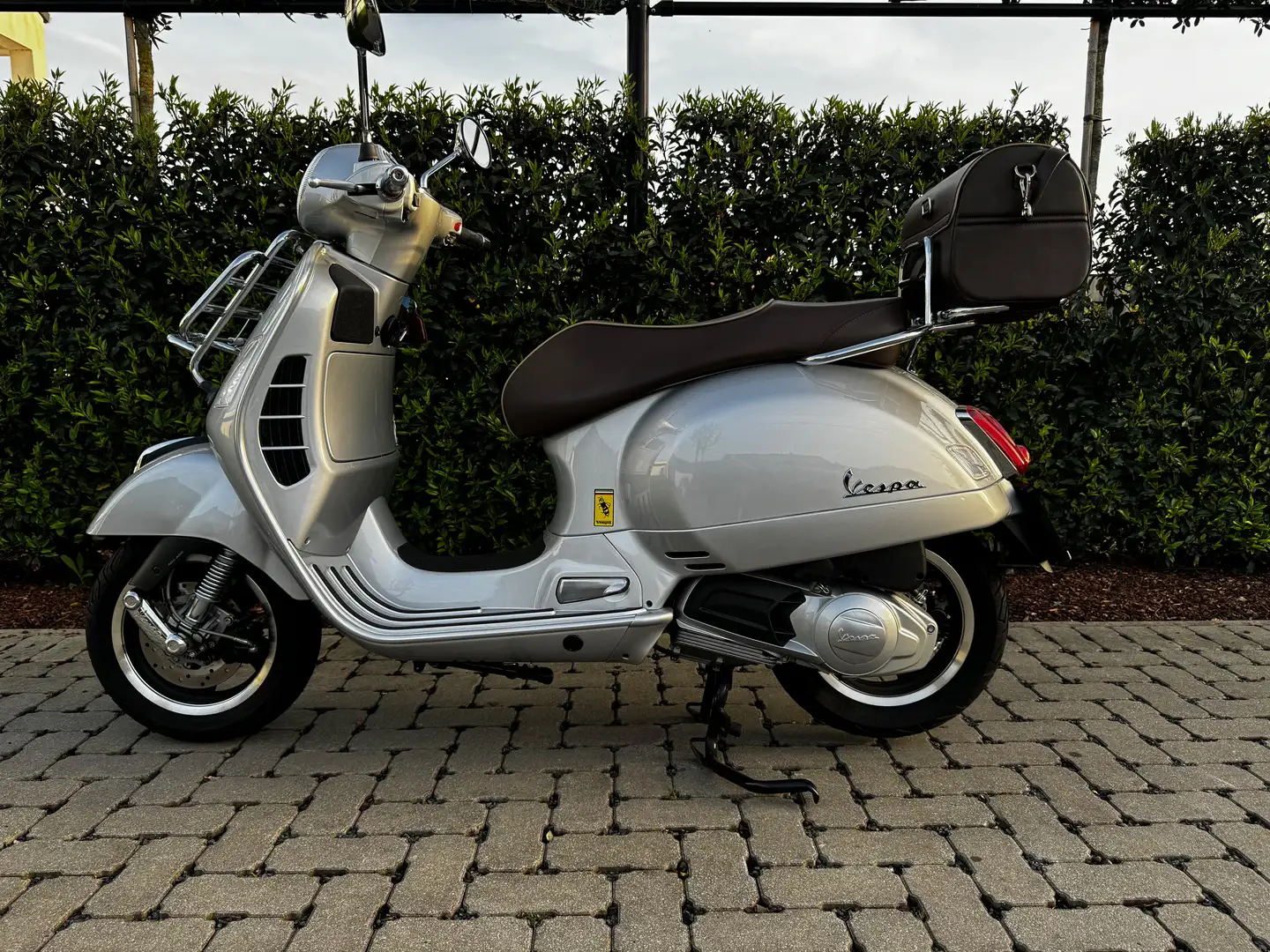 Vespa GTS 125 70y edition Silver - 1