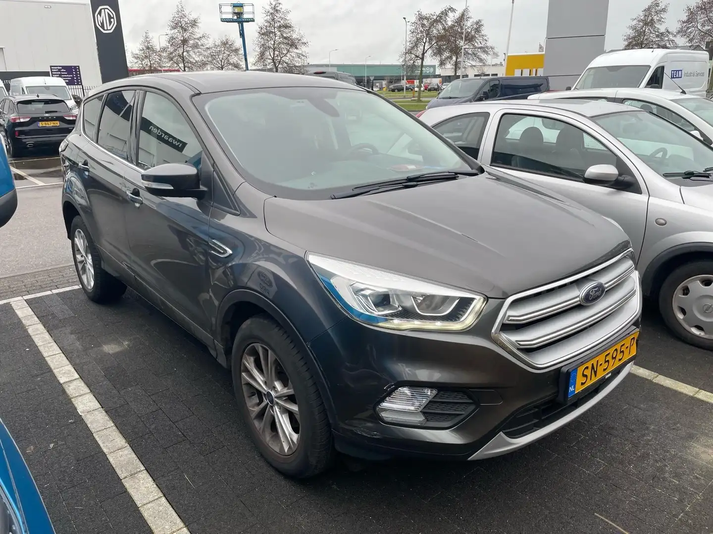 Ford Kuga 1.5 EcoBoost Titanium Grau - 2
