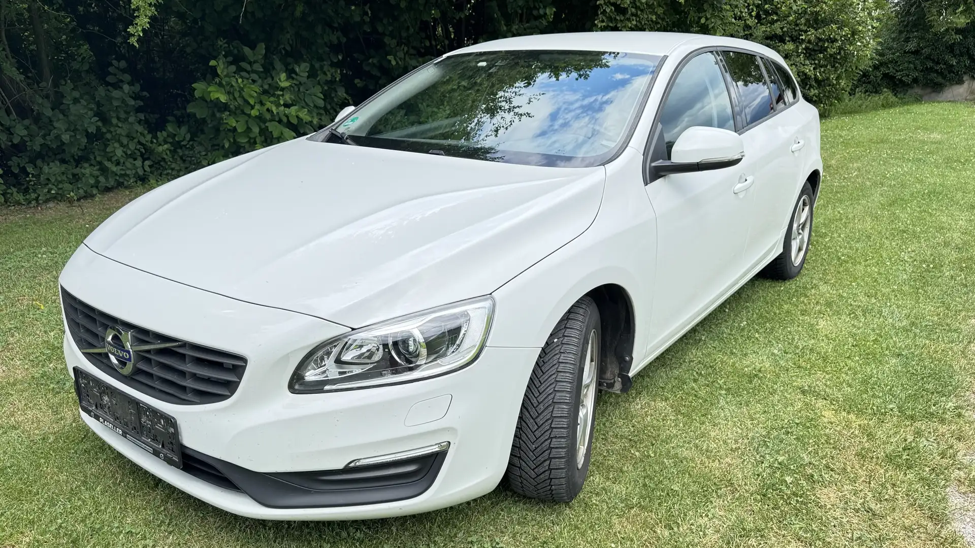 Volvo V60 D3 Kinetic Geartronic / AHK / ZR neu / Serviceheft Weiß - 1