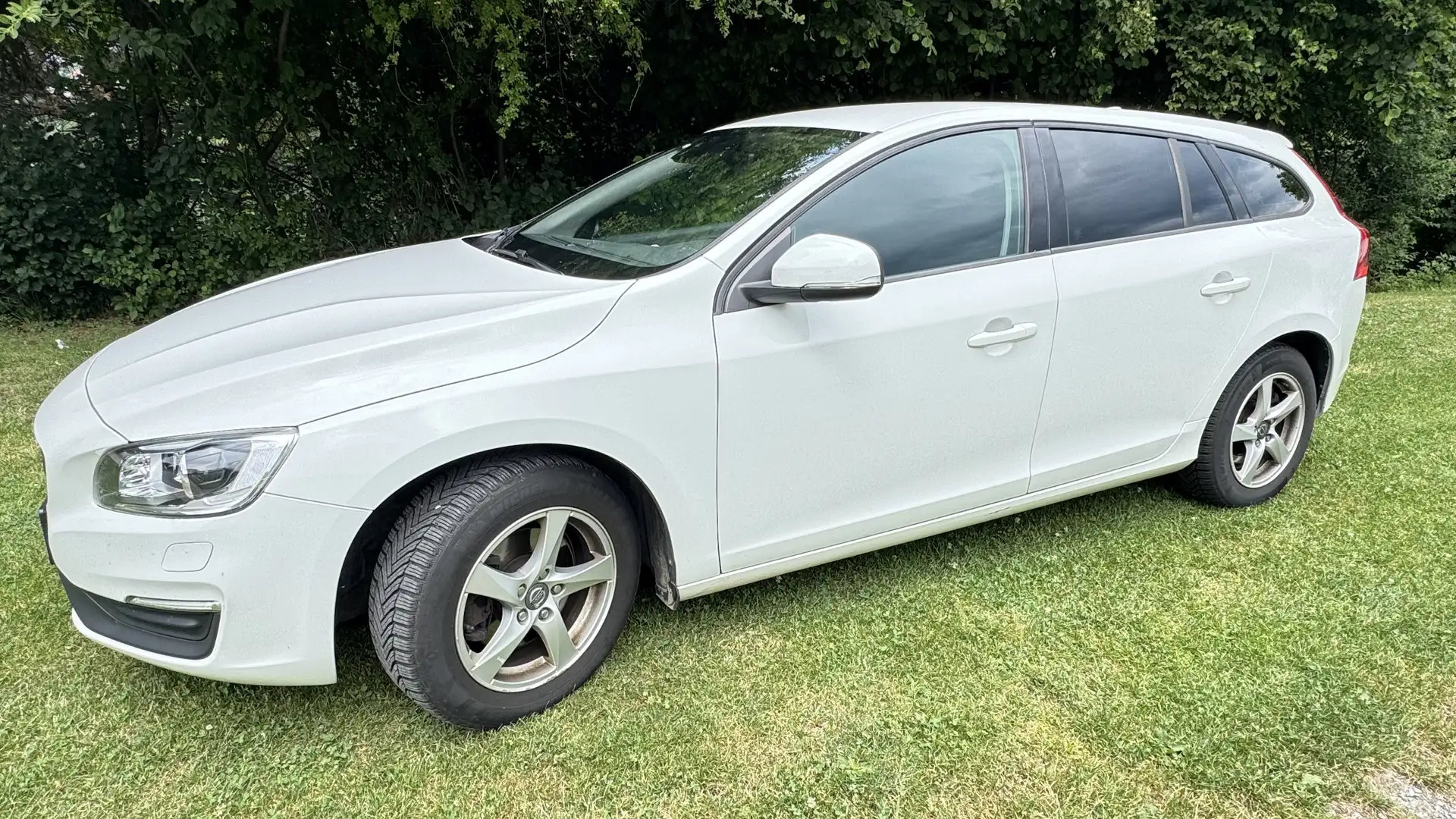 Volvo V60 D3 Kinetic Geartronic / AHK / ZR neu / Serviceheft Weiß - 2