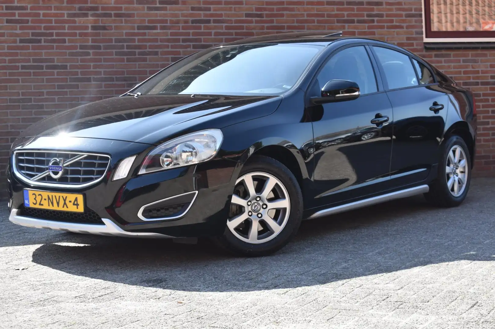 Volvo S60 2.0T Kinetic '10 Cruise Inruil mogelijk Zwart - 1