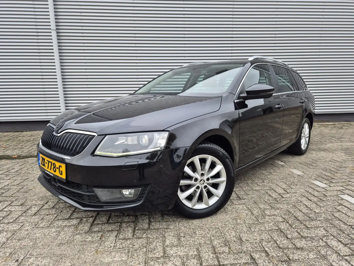 Skoda Octavia Combi 1.6 TDI Elegance Businessline, navigatie,air Noir - 1