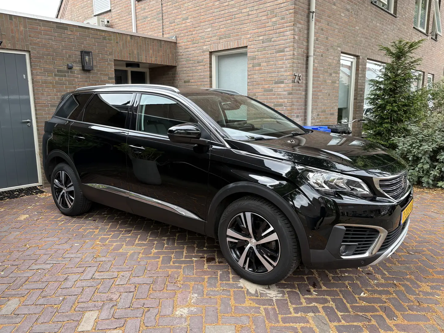 Peugeot 5008 1.2 PureTech Allure Zwart - 1