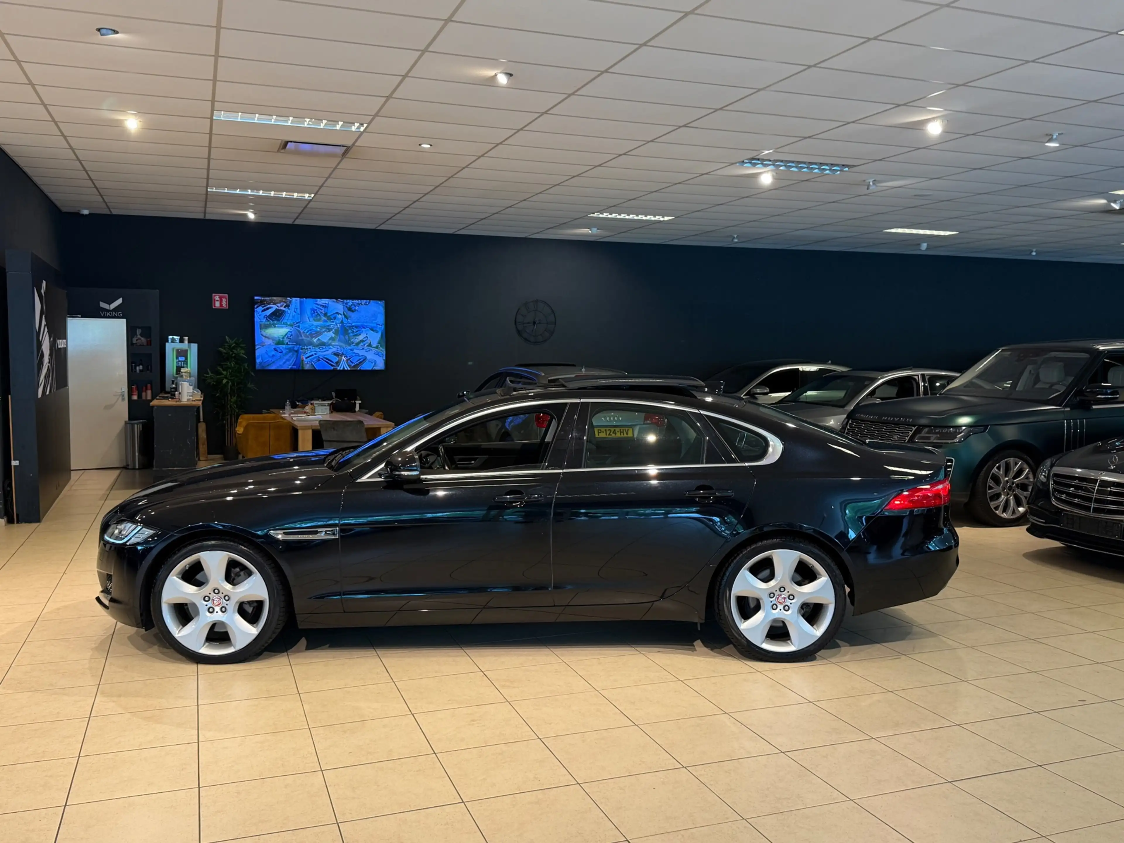 Jaguar XF 3.0 Portfolio/306pk/Panorama/Leder/Camera — photo 11
