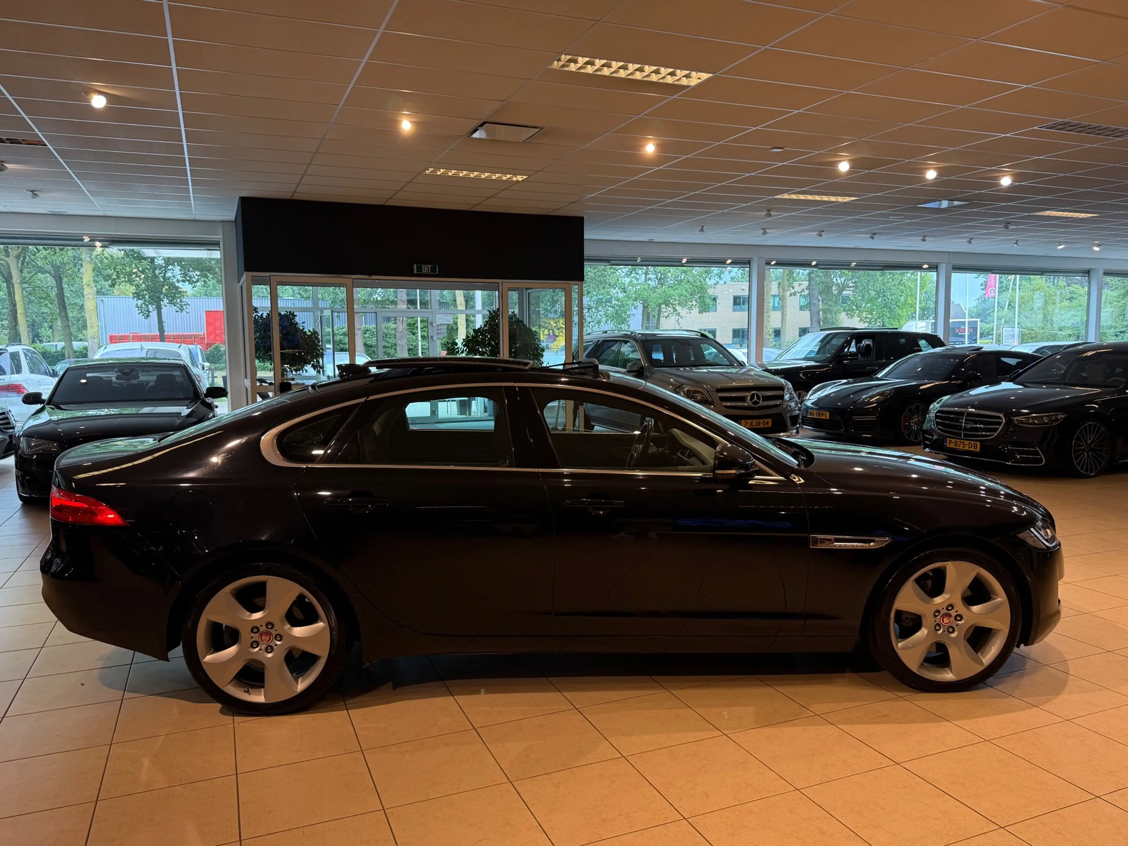 Jaguar XF 3.0 Portfolio/306pk/Panorama/Leder/Camera — photo 3