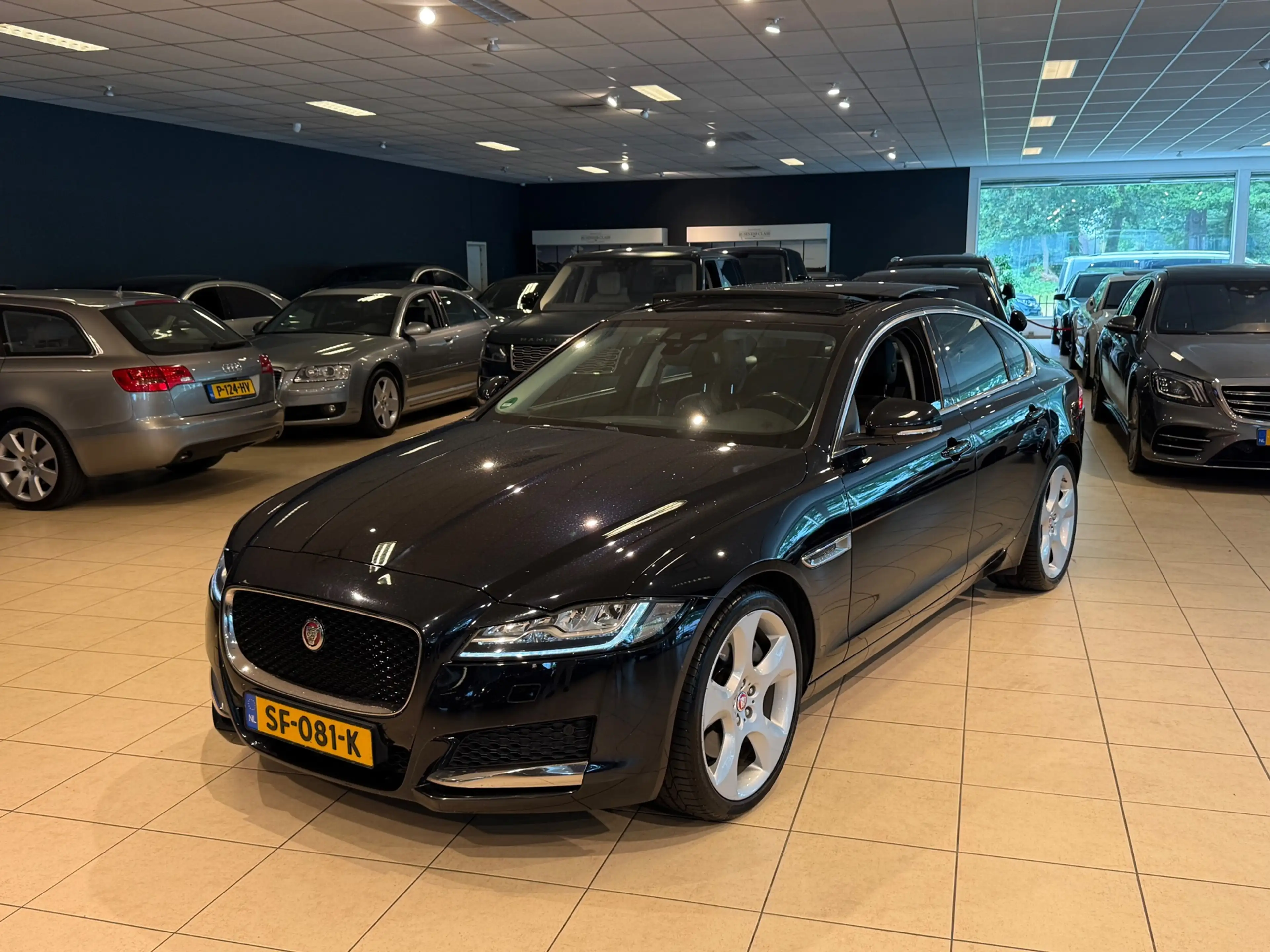 Jaguar XF 3.0 Portfolio/306pk/Panorama/Leder/Camera — photo 2