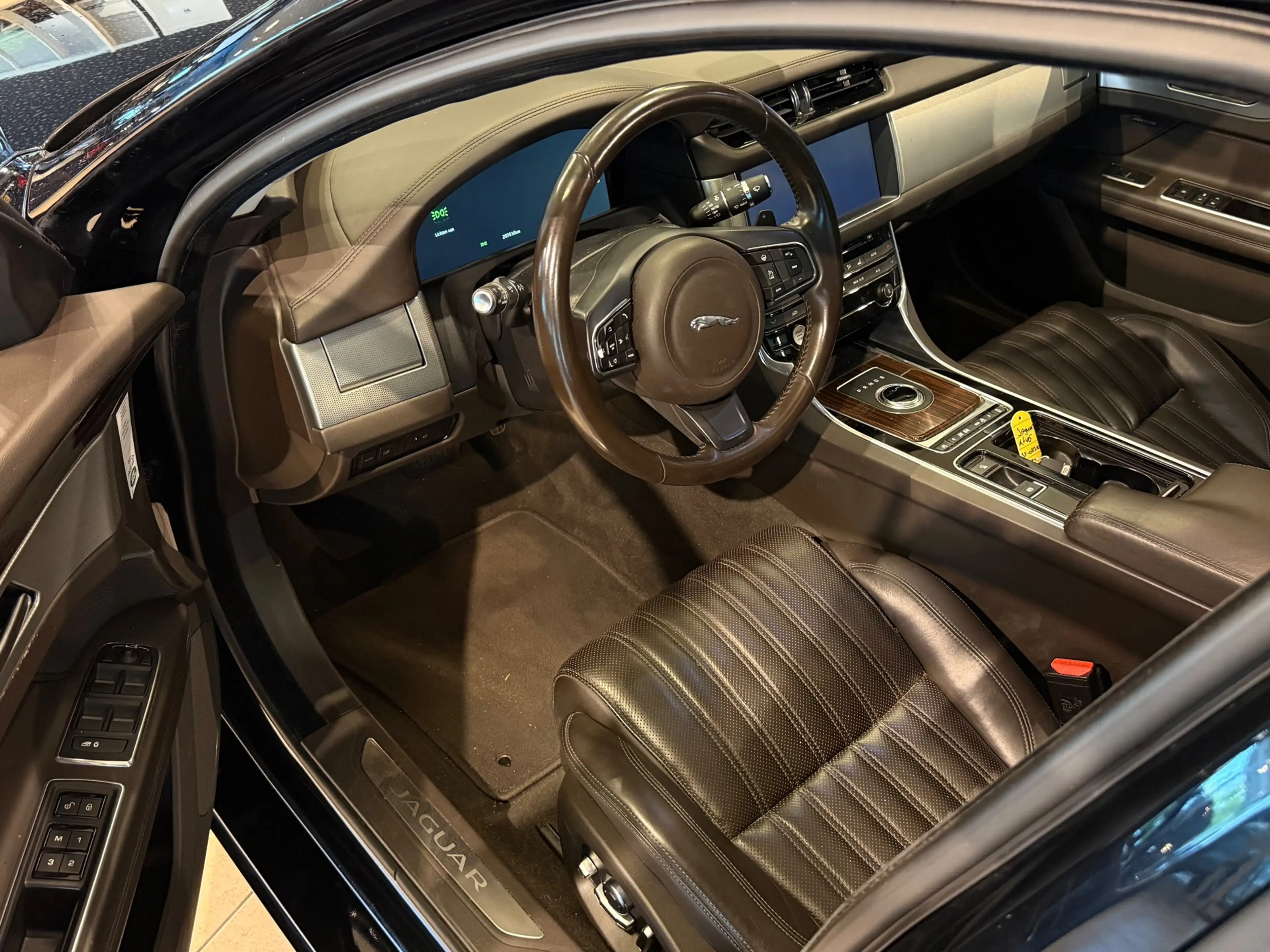 Jaguar XF 3.0 Portfolio/306pk/Panorama/Leder/Camera — photo 14