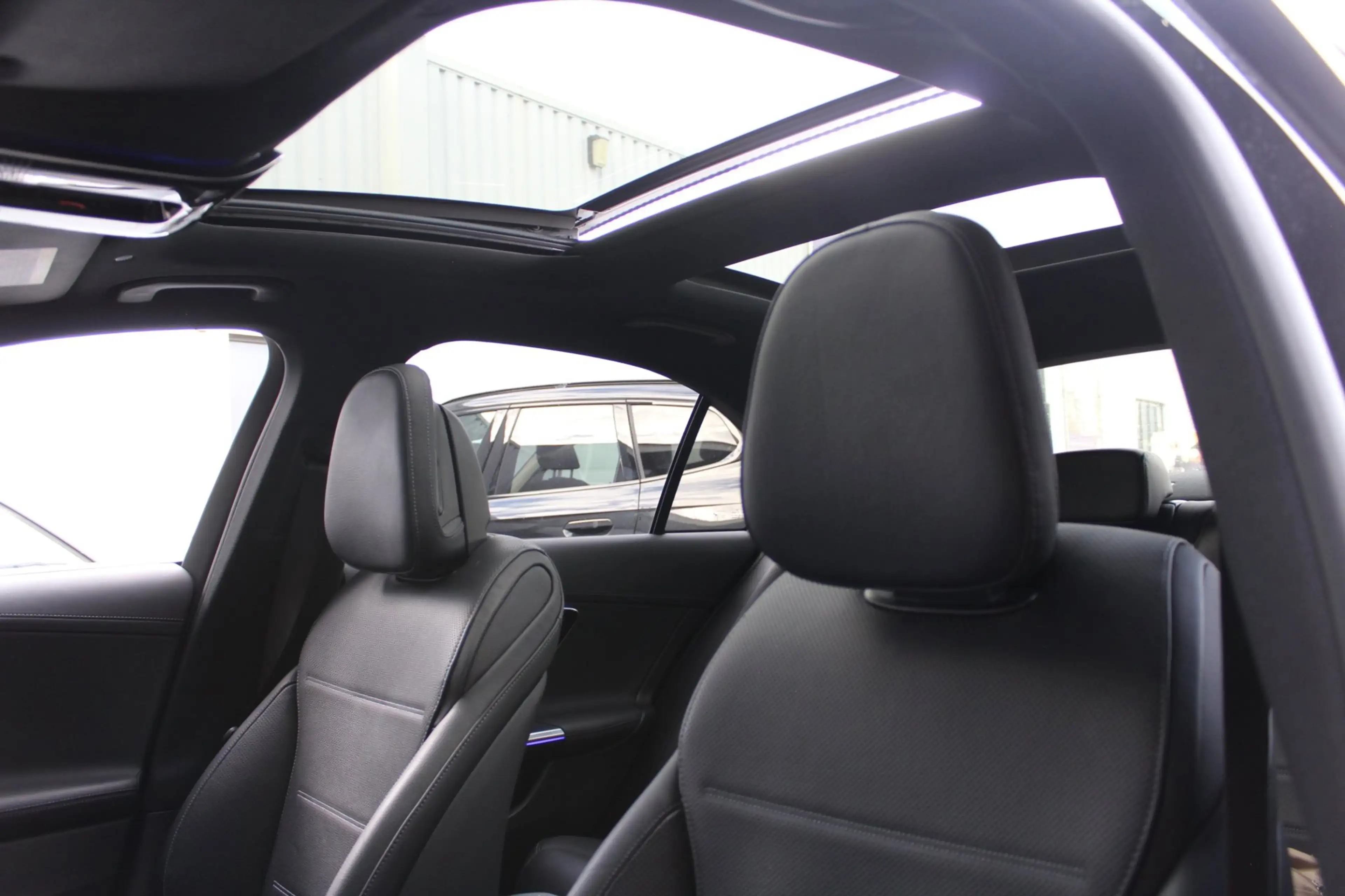 Mercedes-Benz C 300 e AMG | Pano | 360 | Trekhaak | Air balance pakket — photo 27