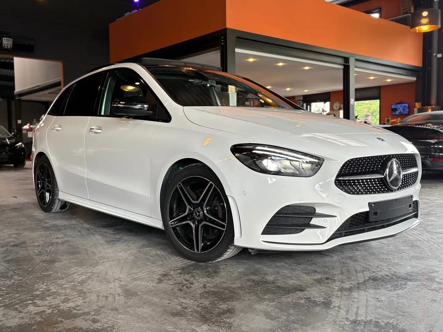 Mercedes-Benz B 180 d Business KIT AMG /AIRCO/CUIRE/TOIT PANO & OUVRAN Wit - 1