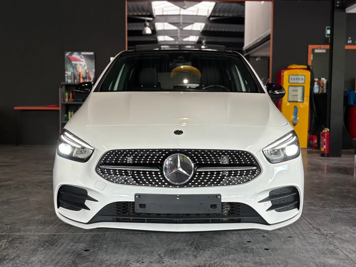 Mercedes-Benz B 180 d Business KIT AMG /AIRCO/CUIRE/TOIT PANO & OUVRAN Wit - 2
