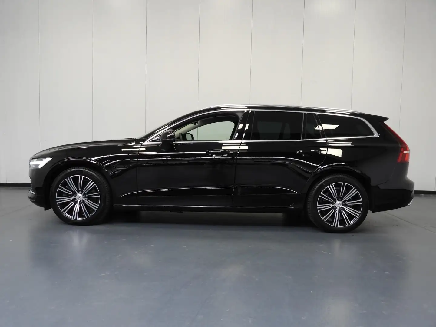 Volvo V60 2.0 T6 Recharge AWD Core Plug-in NAVI/LED/18''LMV/ Zwart - 2