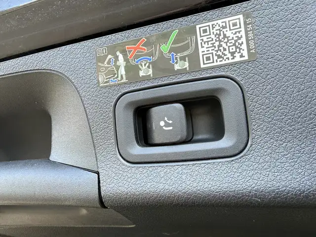 Mercedes-Benz CLA view 11