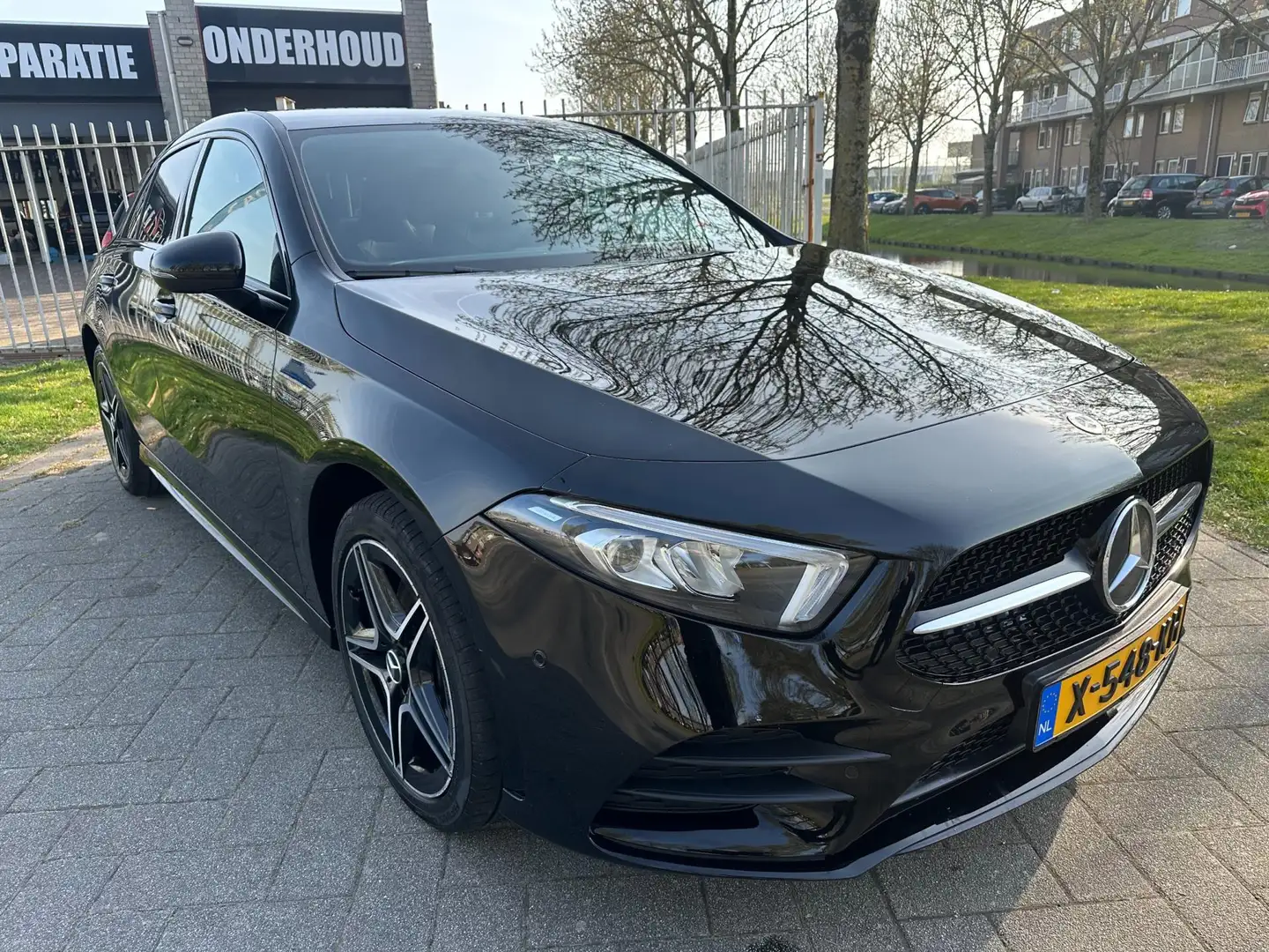 Mercedes-Benz A 250 e Business Solution AMG Limited Zwart - 2