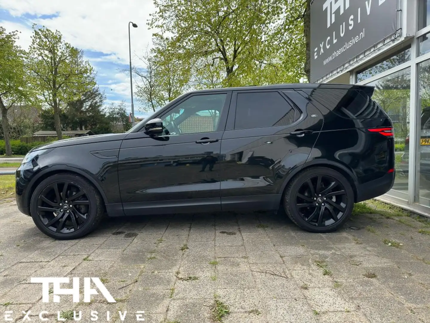 Land Rover Discovery 3.0 Td6 HSE Luxury Zwart - 2