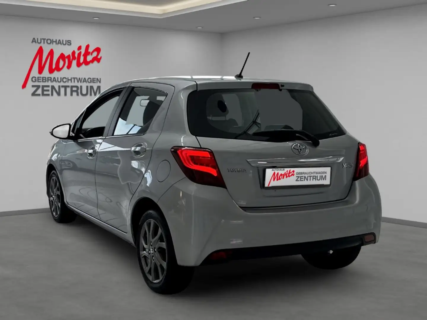 Toyota Yaris 1.3 Dual-VVTi Club Aut. *MIT WENIG KM!* Argent - 2