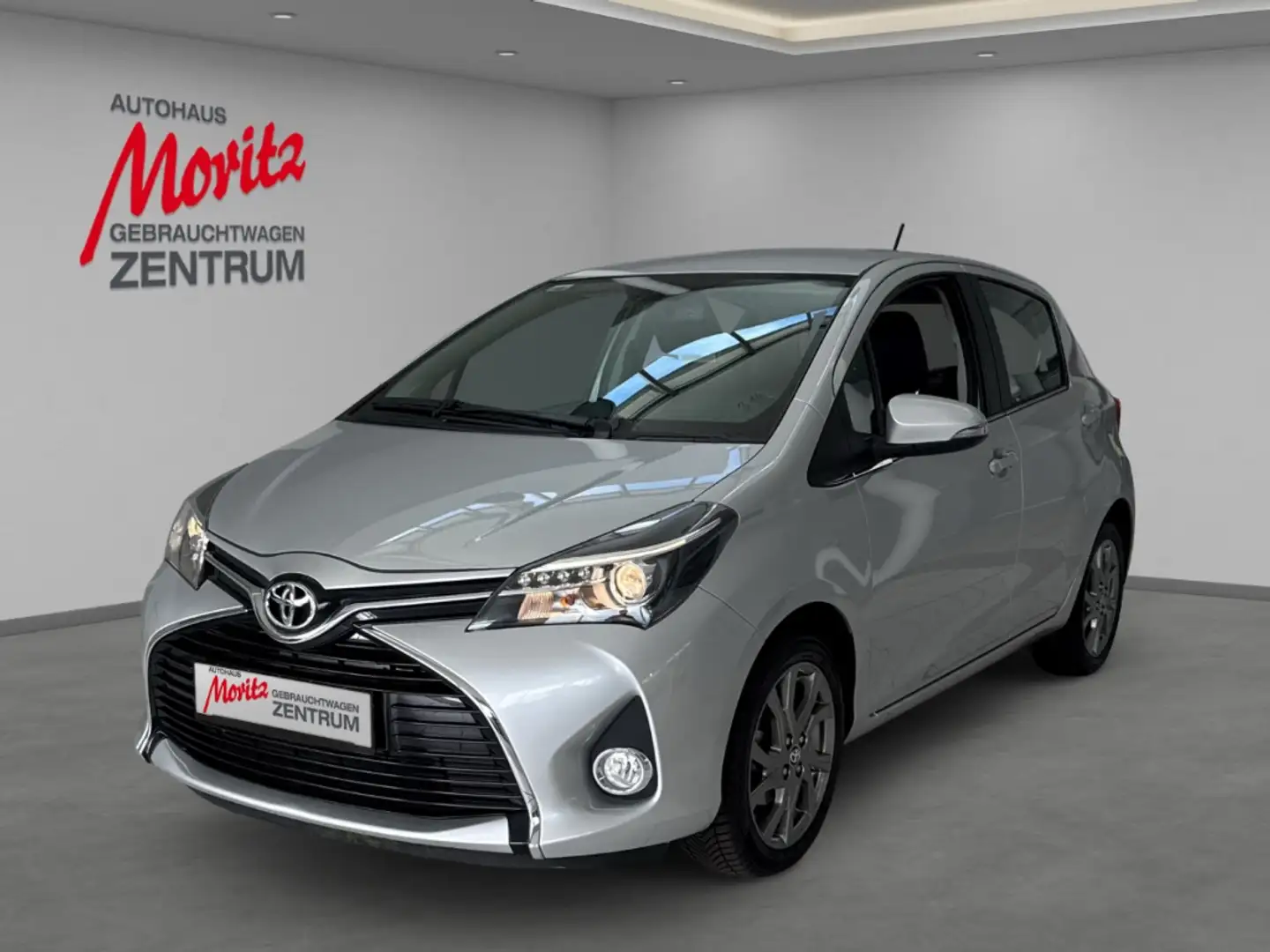 Toyota Yaris 1.3 Dual-VVTi Club Aut. *MIT WENIG KM!* Argent - 1