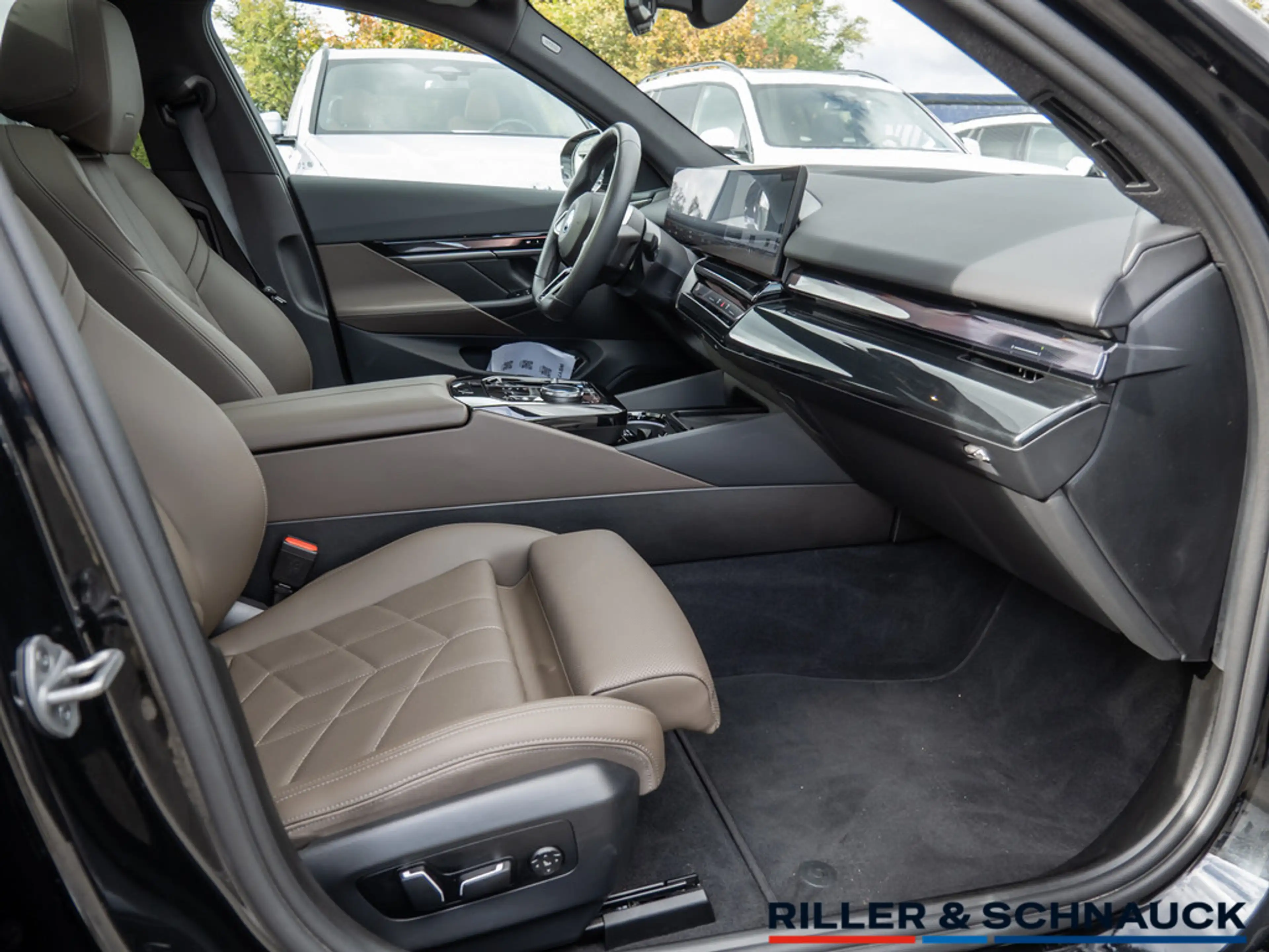 BMW i5 Touring 40e M-Sport B&W ACC HUD PANO 360° — photo 8