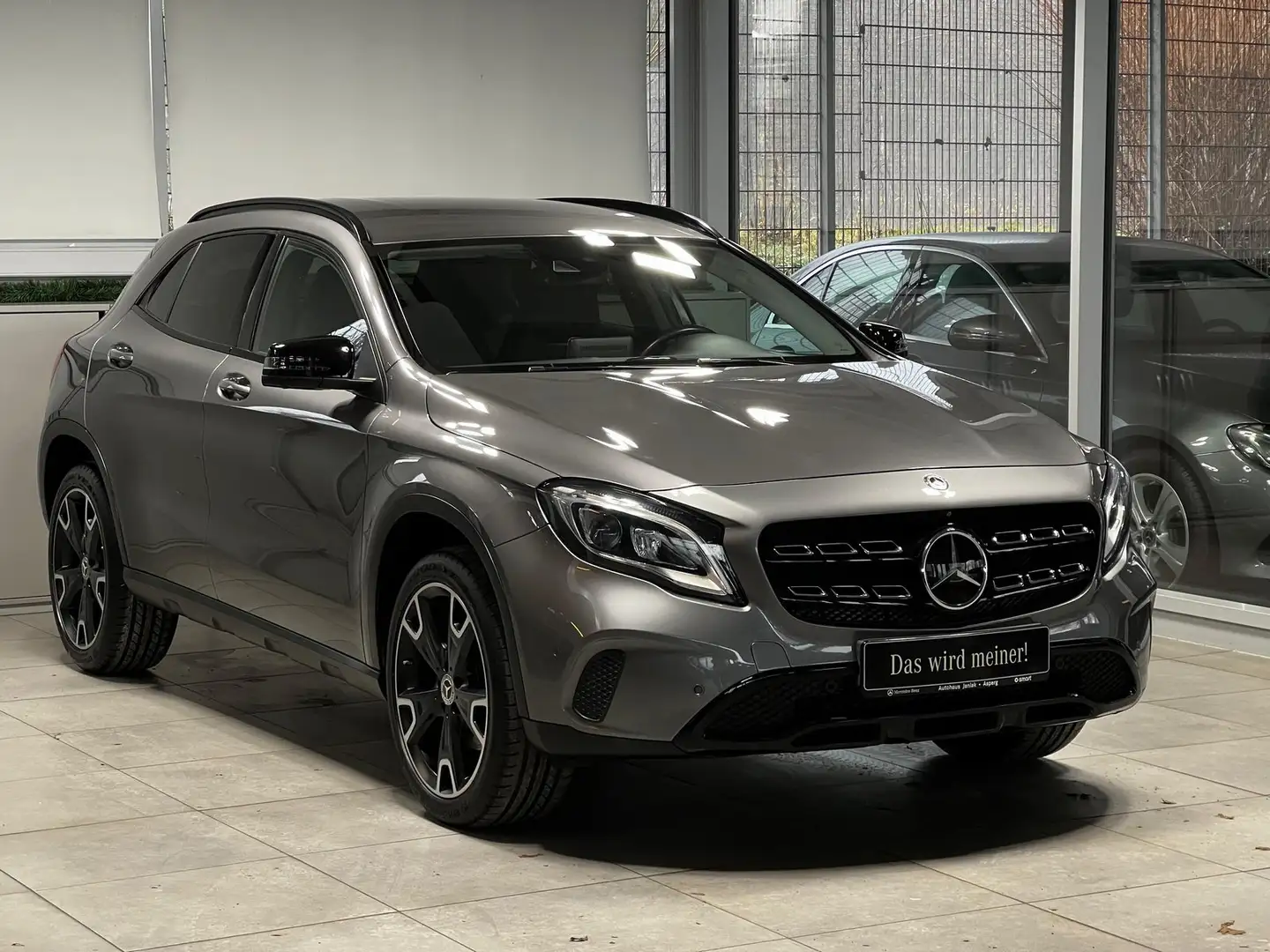 Mercedes-Benz GLA 220 4M Urban AHK DISTRONIC LED+NAVI+PDC&360 Grau - 2