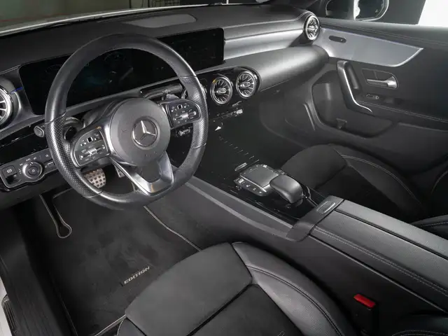 Mercedes-Benz 220 view 11