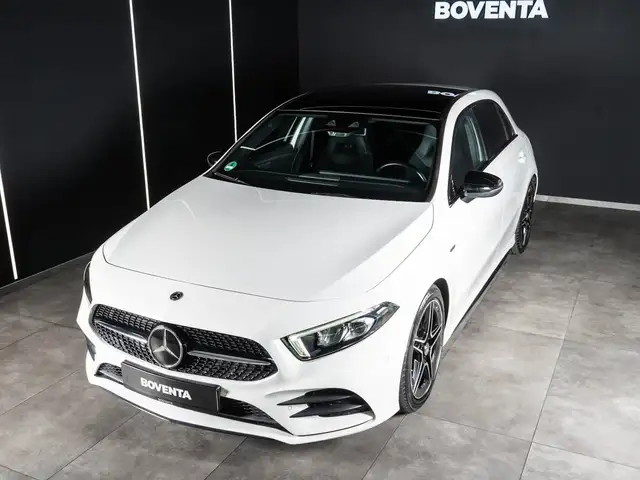 Mercedes-Benz 220 view 3