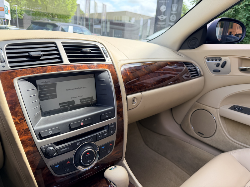 Jaguar XKR 4.2 V8 Convertible — photo 10
