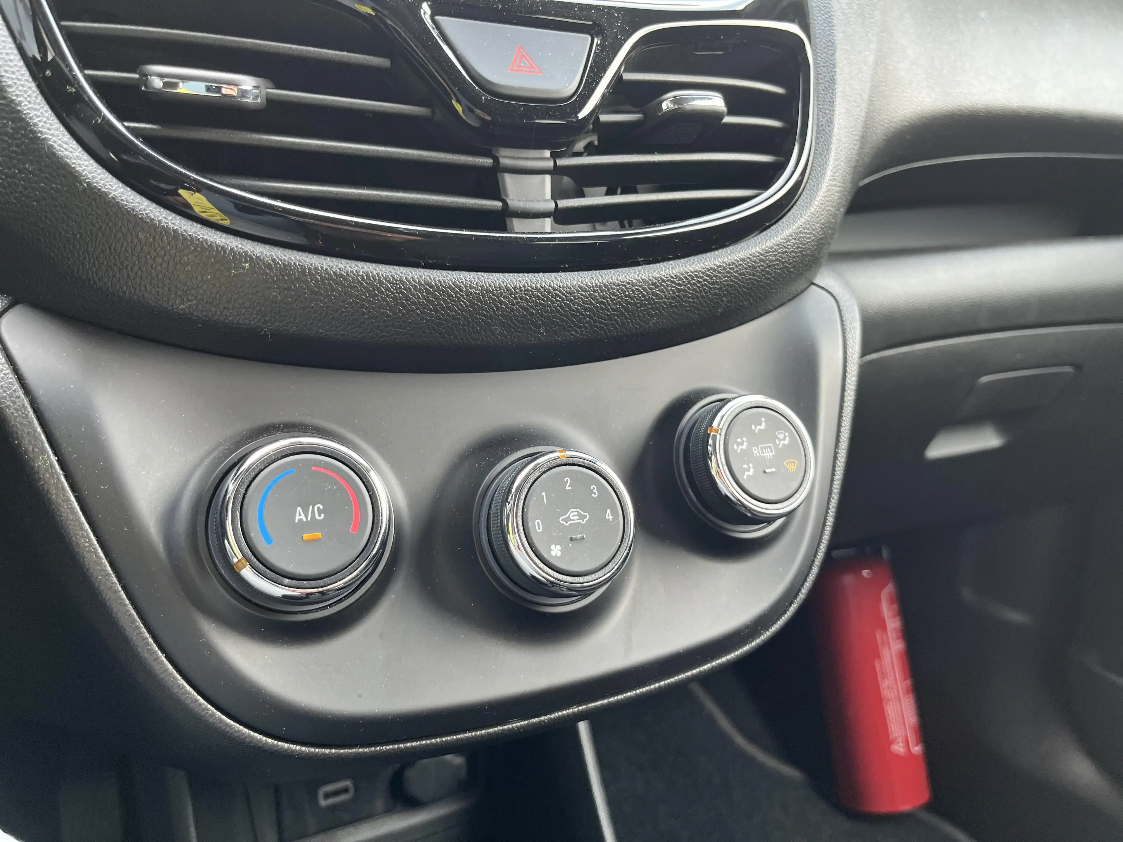 Opel Karl 1.0 ROCKS 5d 54kW — photo 10