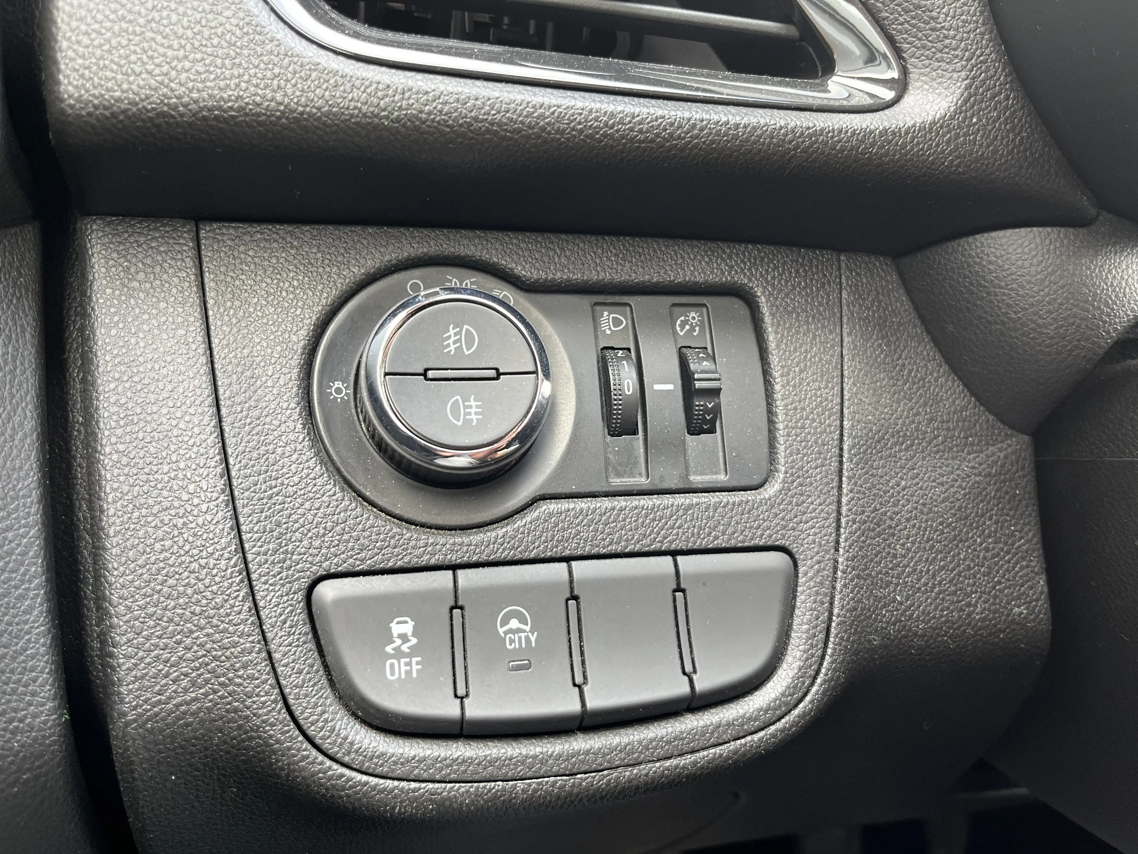 Opel Karl 1.0 ROCKS 5d 54kW — photo 15