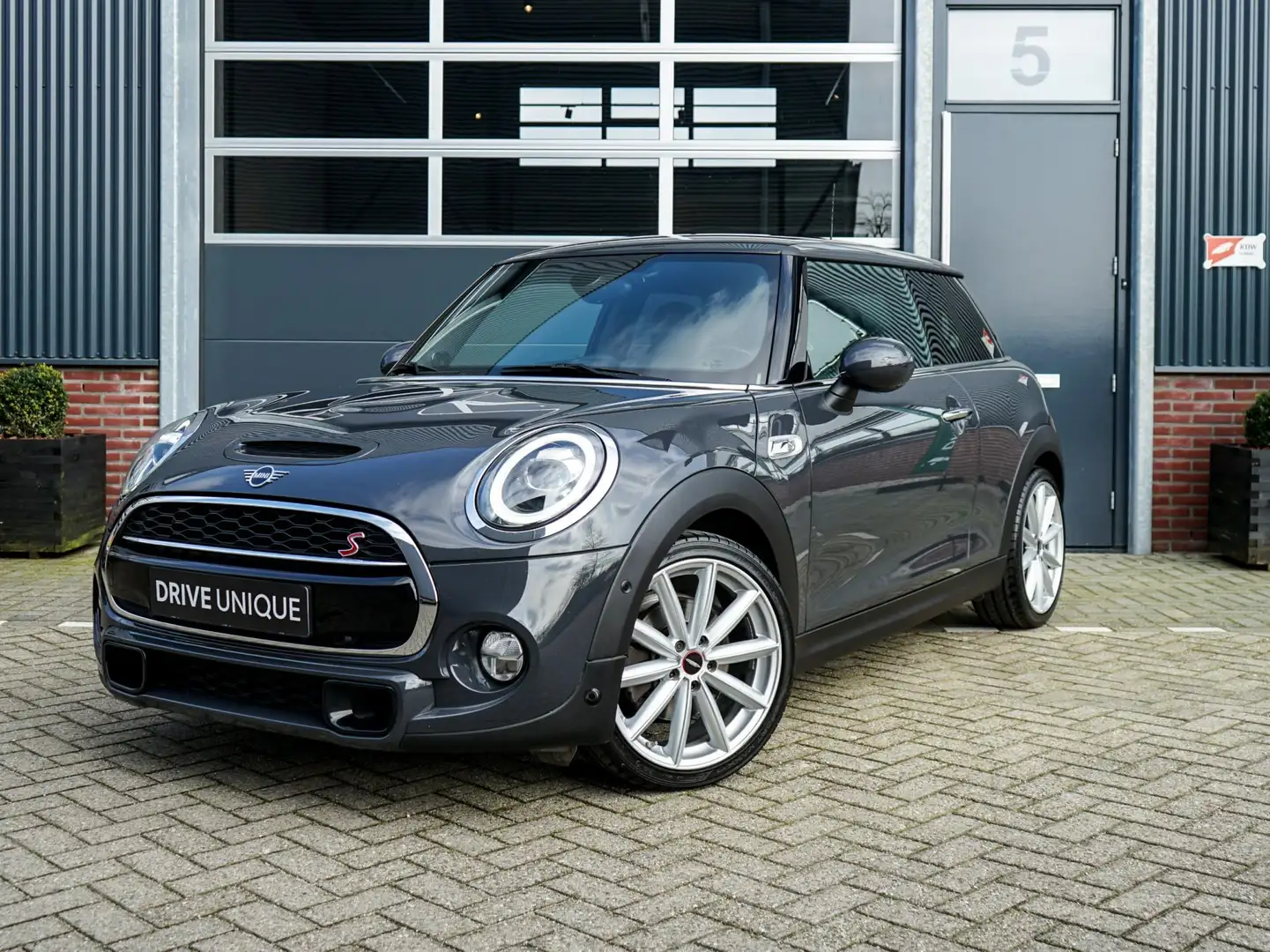 MINI John Cooper Works Mini 2.0 S Chili, JCW Velgen, Harman Kardon, Apple Grijs - 1