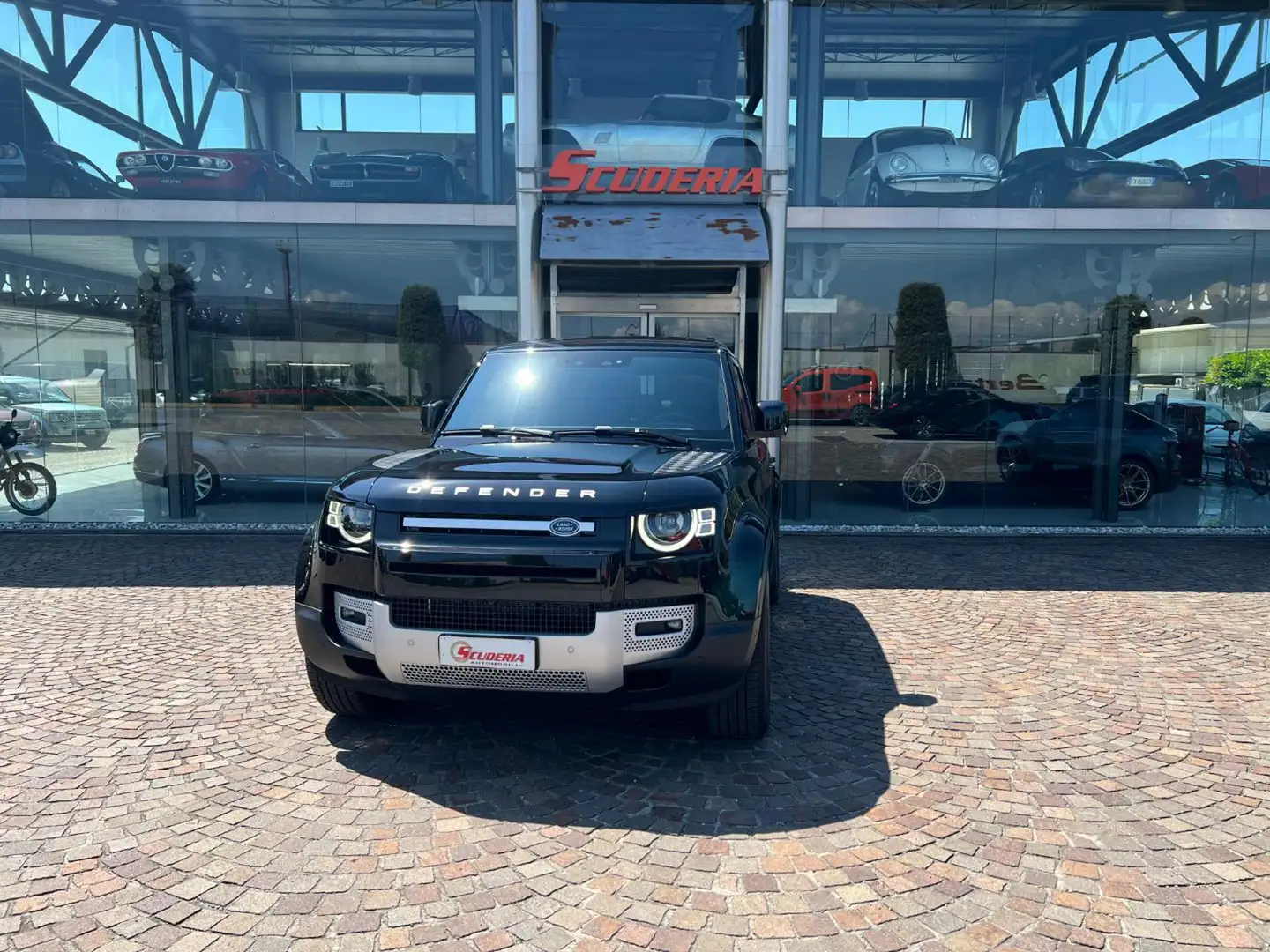 Land Rover Defender 110 3.0D I6 200 CV AWD Auto S AUTOCARRO N1 Schwarz - 1