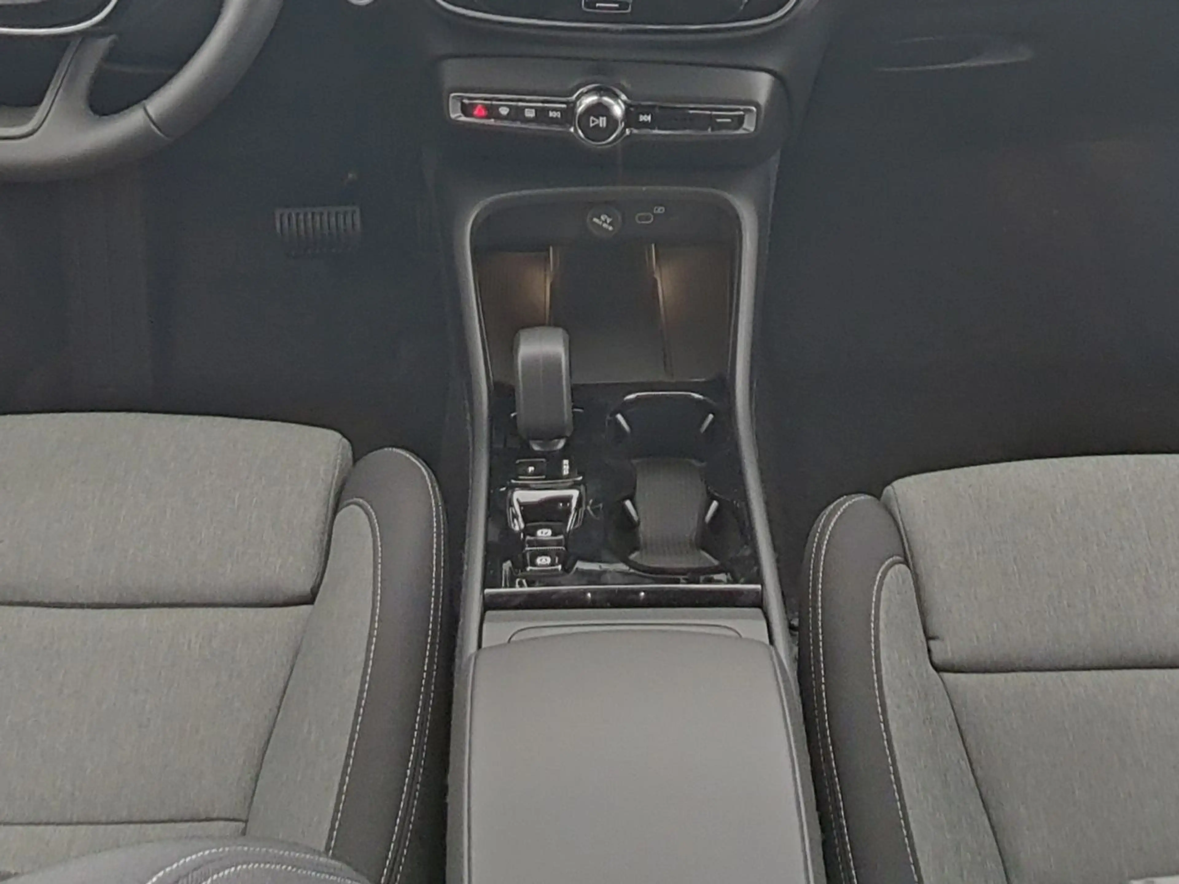 Volvo XC40 B4 Plus Dark 2WD !! PIXEL-LED+RFK+FSH !! — photo 7