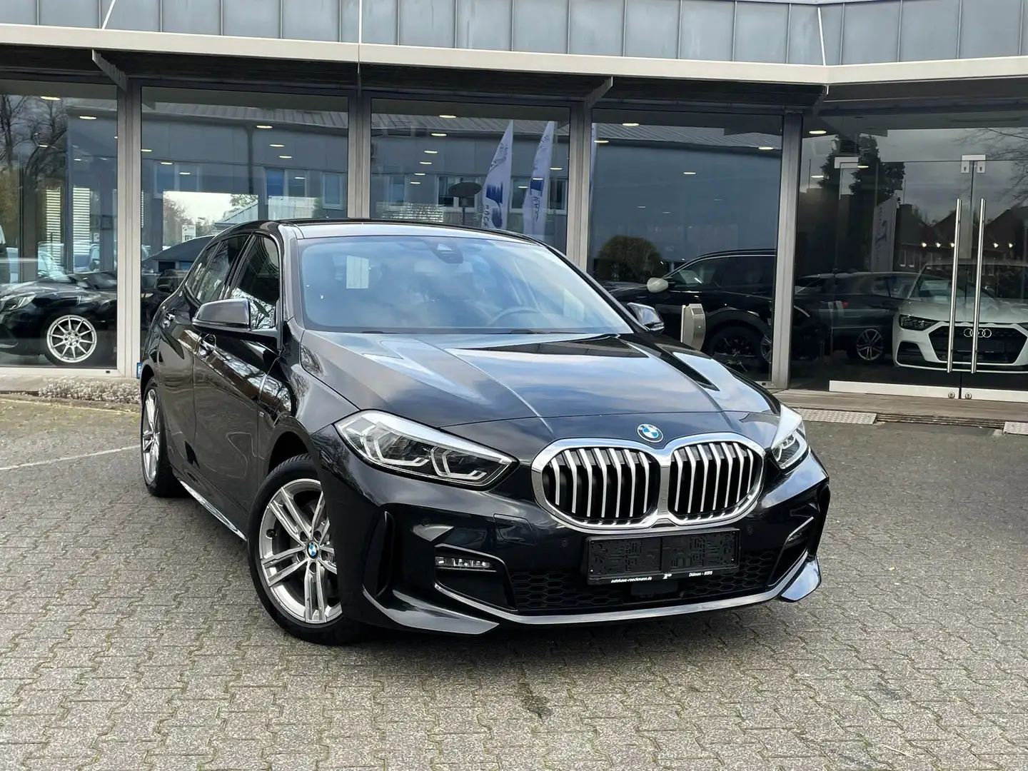 BMW 120 i MSport Aut.Navi App Teilleder PDC Schwarz - 1