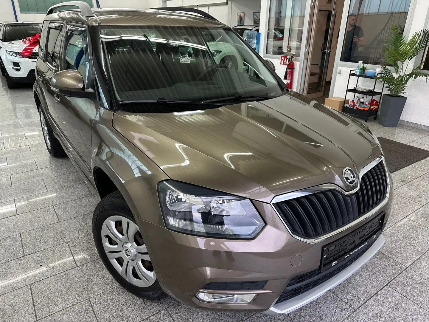 Skoda Yeti Active 1.2 TSI*KLIMA*PDC*SHZ*S-HFT*ZHNR-NEU Brun - 2