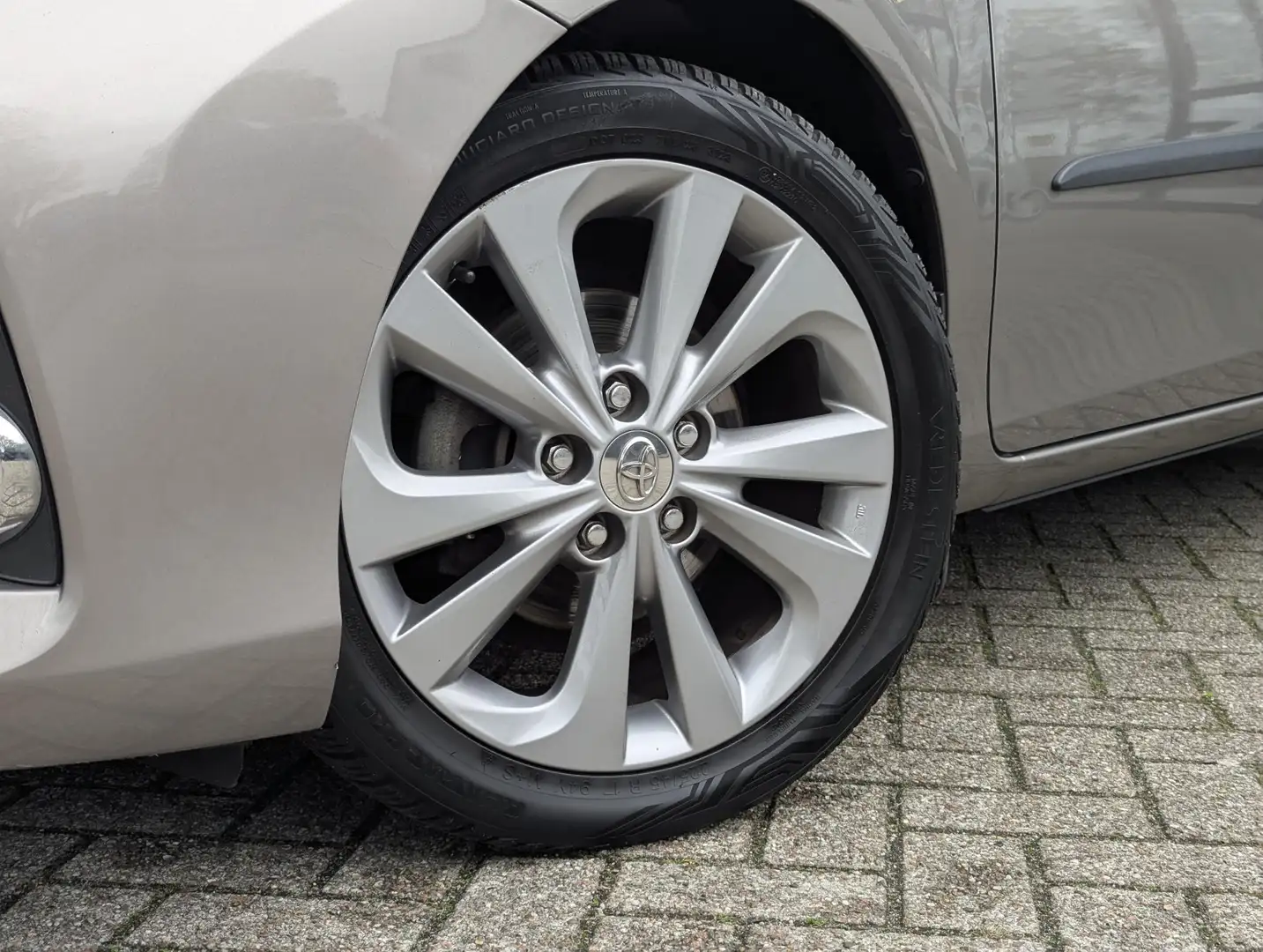 Toyota Auris 1.8 Hybrid Dynamic | Cruise control | Climate cont Bruin - 2