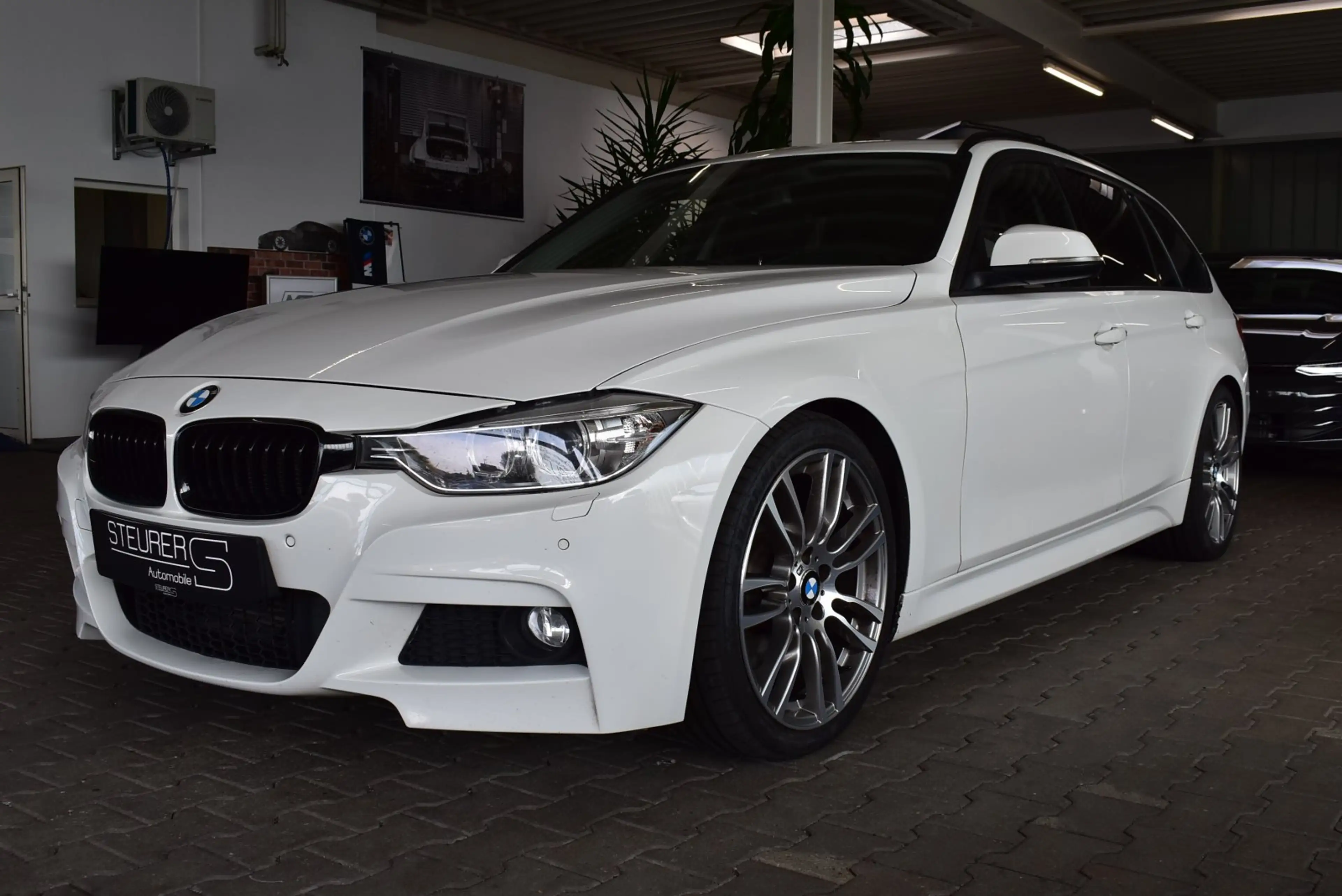 BMW 328 i Touring M-Sportpaket Navi Panodach AHK 19 Zoll