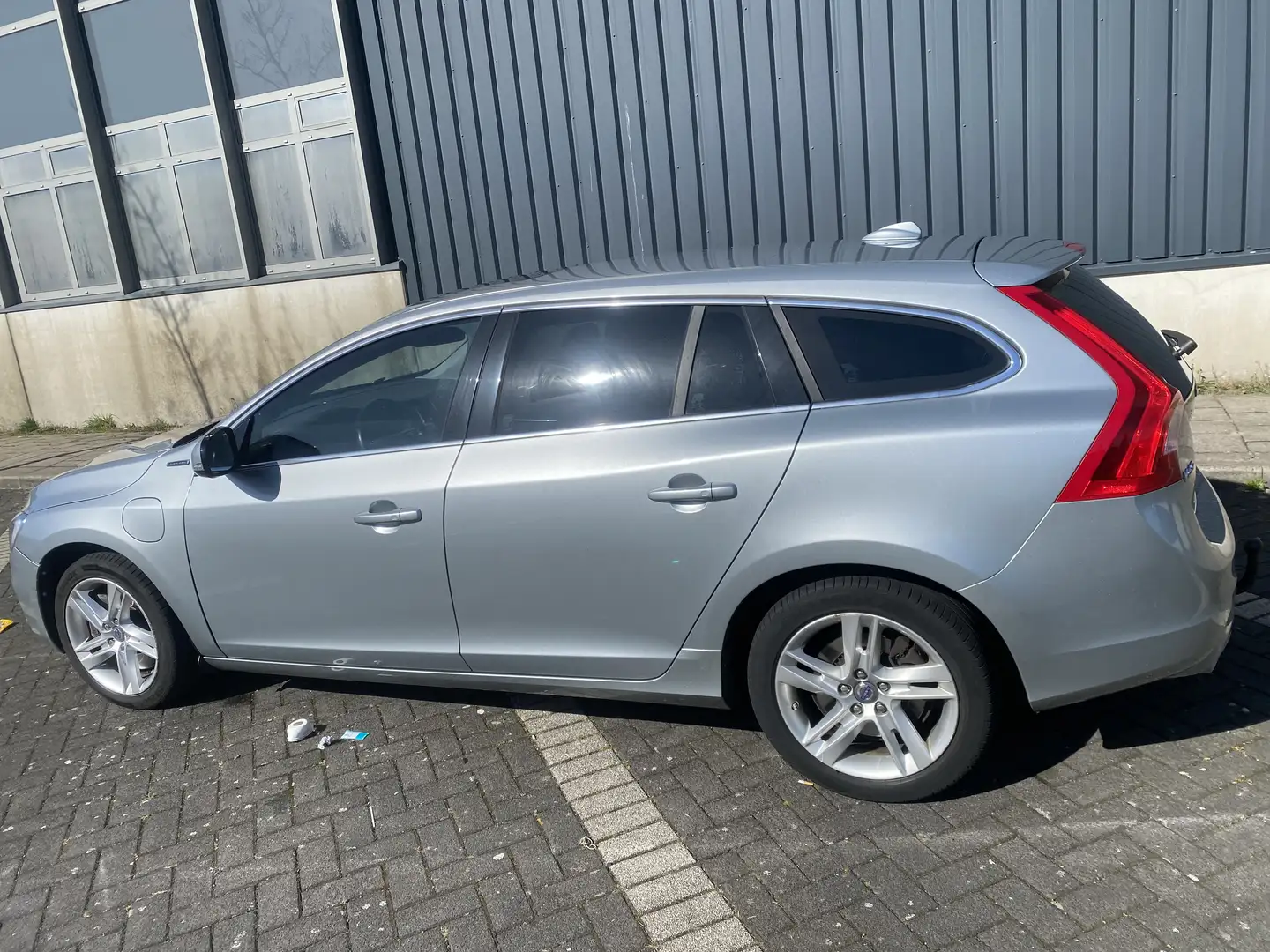 Volvo V60 2.4 D6 AWD Pl.i Sum. Grijs - 2