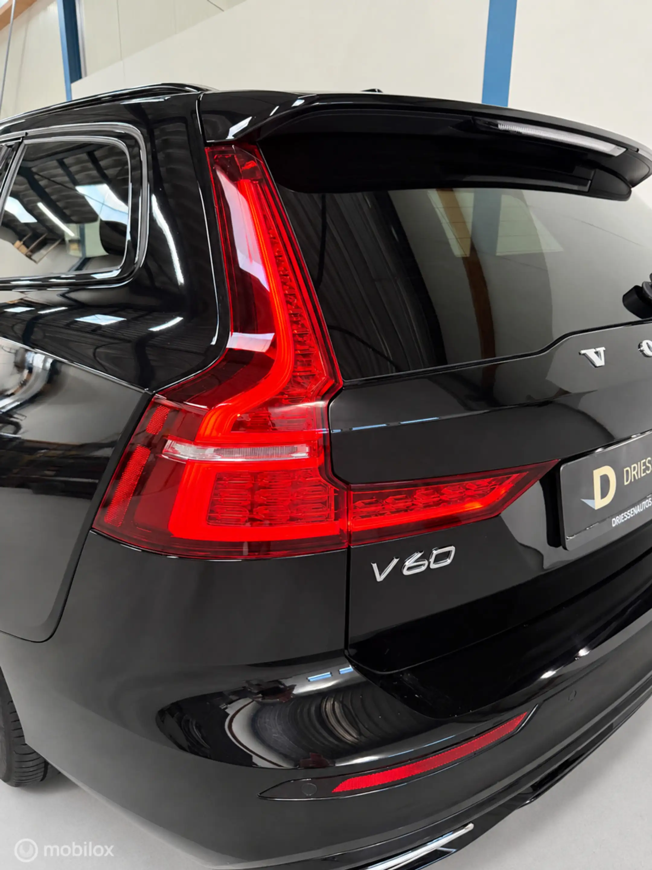 Volvo V60 2.0 T6 Plug-in hybrid AWD Plus Dark LONG RANGE — photo 23