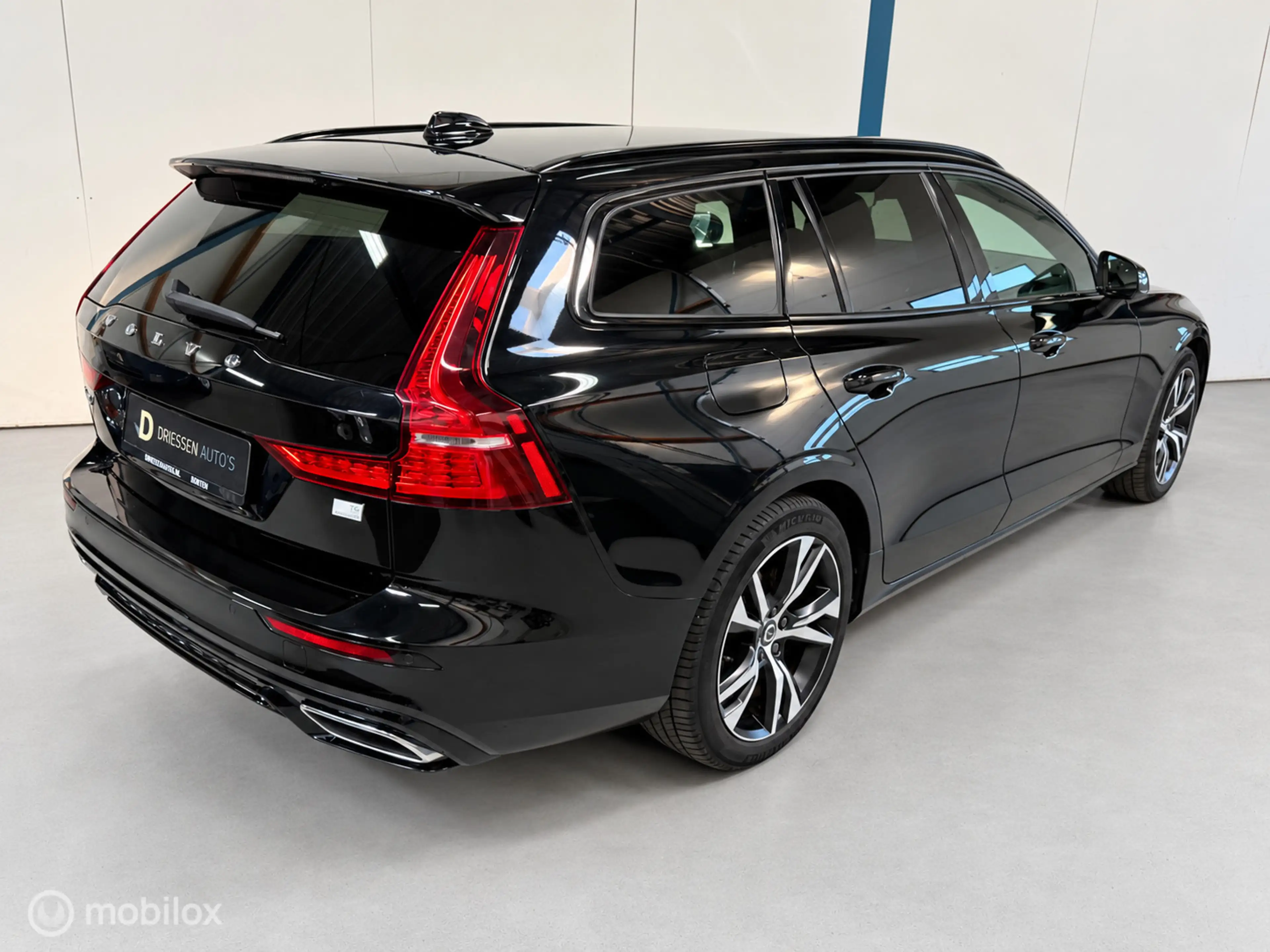 Volvo V60 2.0 T6 Plug-in hybrid AWD Plus Dark LONG RANGE — photo 2