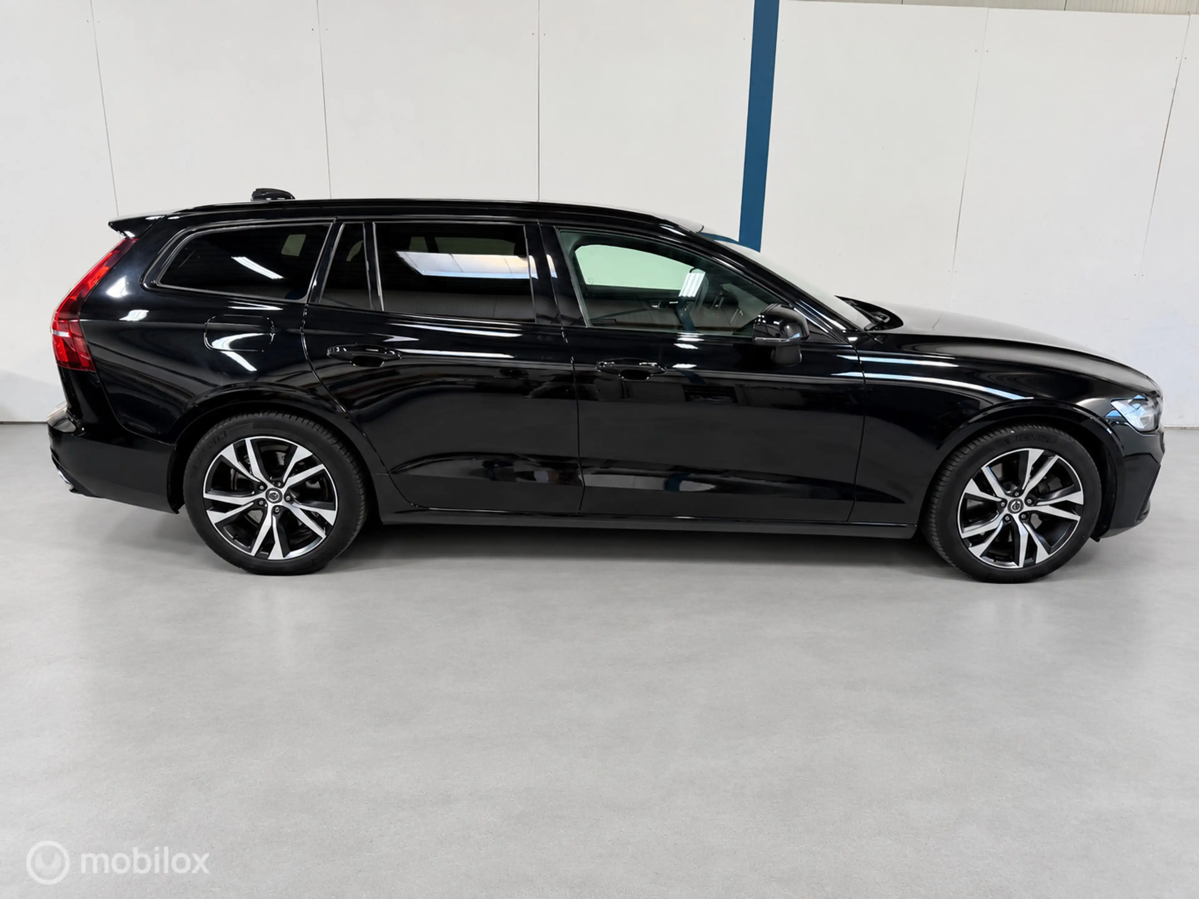 Volvo V60 2.0 T6 Plug-in hybrid AWD Plus Dark LONG RANGE — photo 9