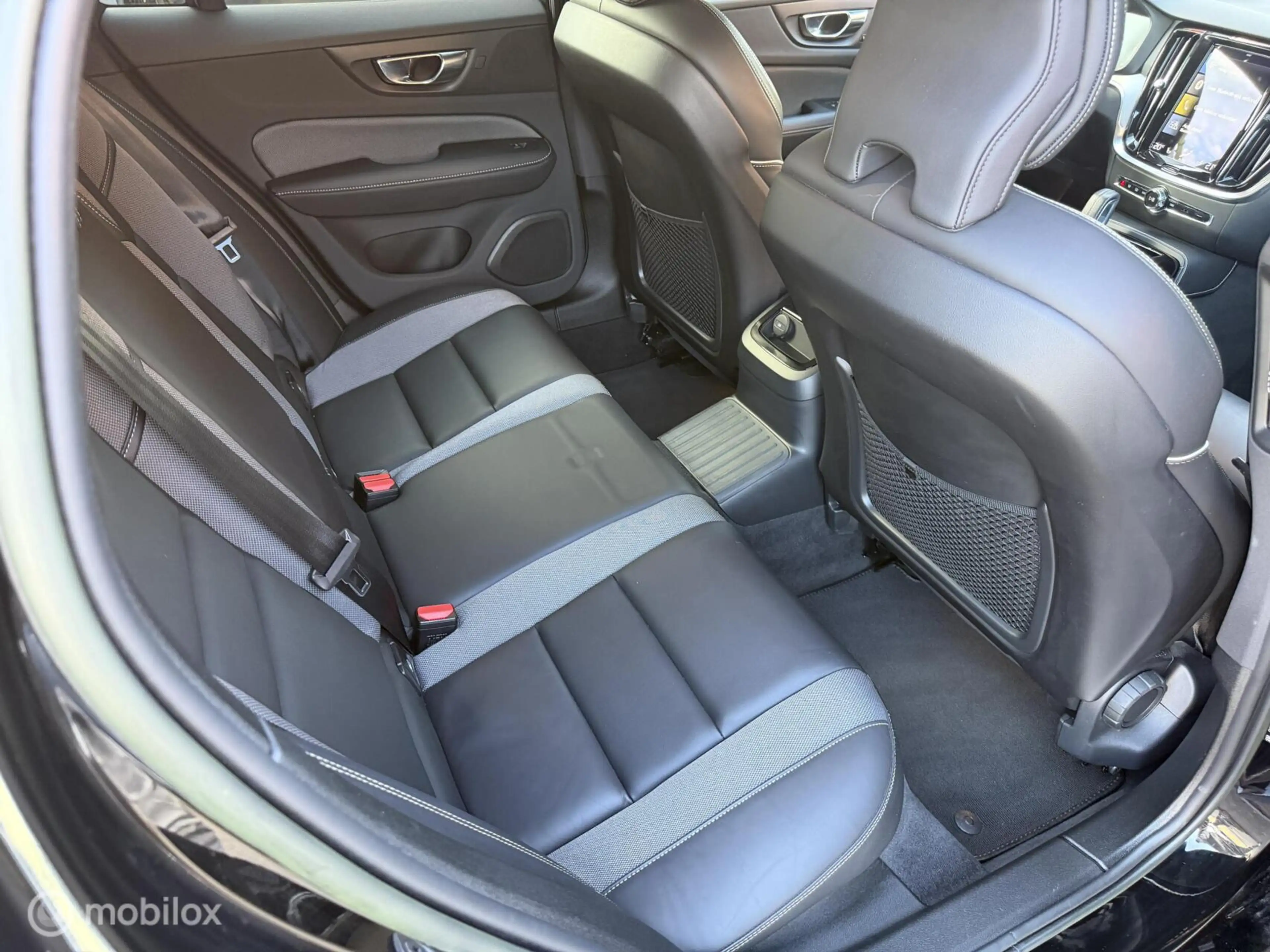 Volvo V60 2.0 T6 Plug-in hybrid AWD Plus Dark LONG RANGE — photo 5