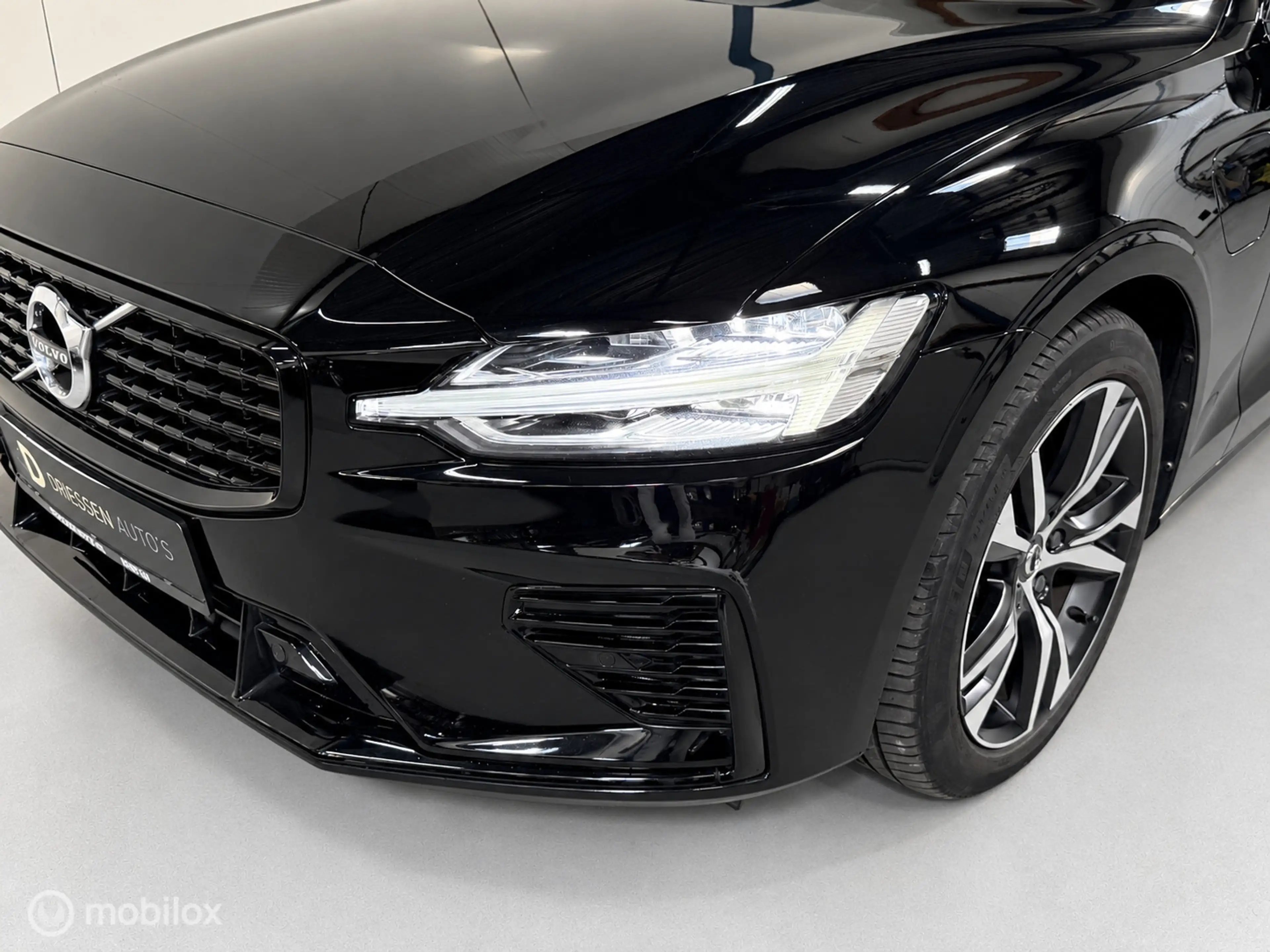 Volvo V60 2.0 T6 Plug-in hybrid AWD Plus Dark LONG RANGE — photo 12