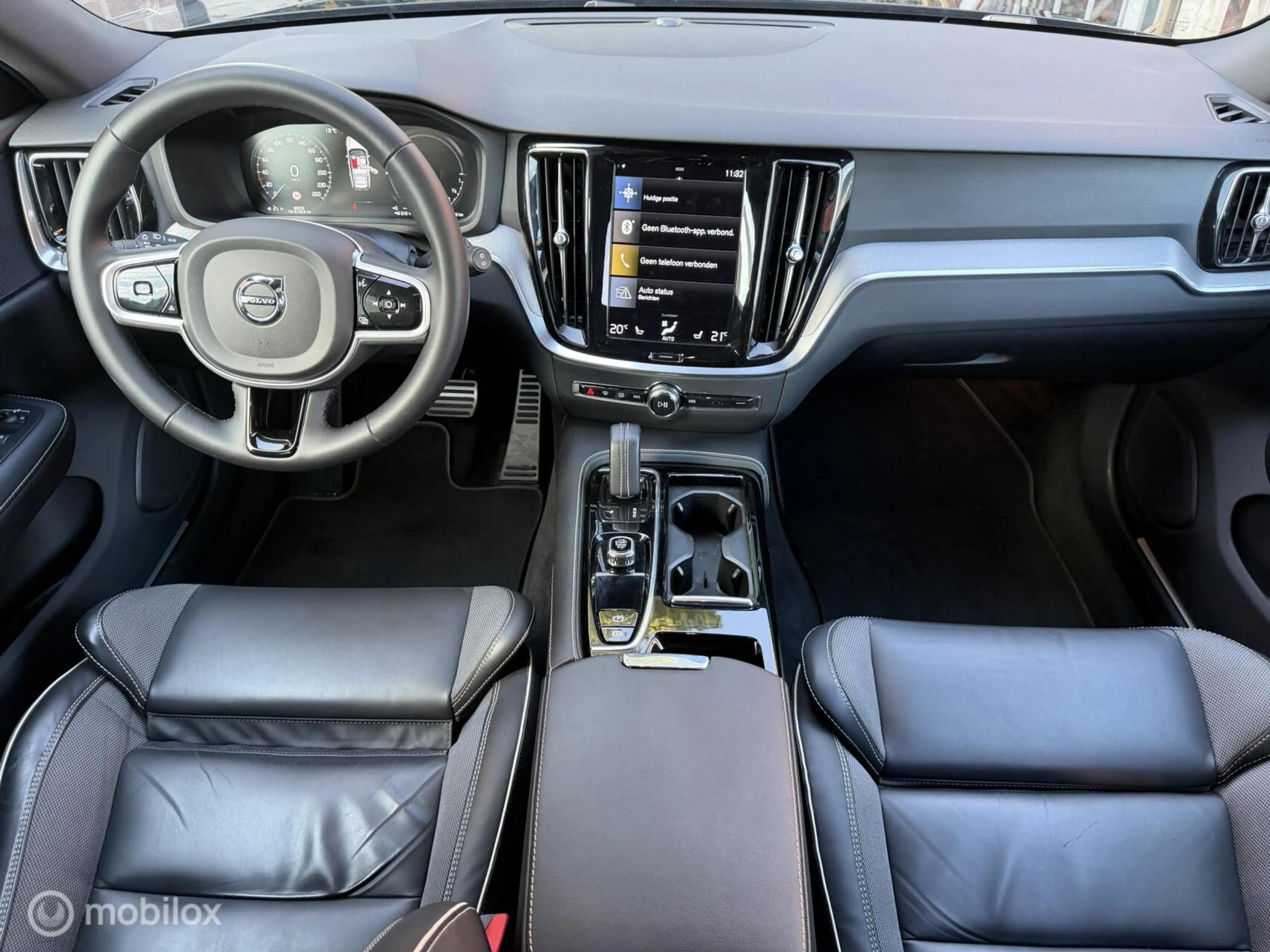 Volvo V60 2.0 T6 Plug-in hybrid AWD Plus Dark LONG RANGE — photo 3