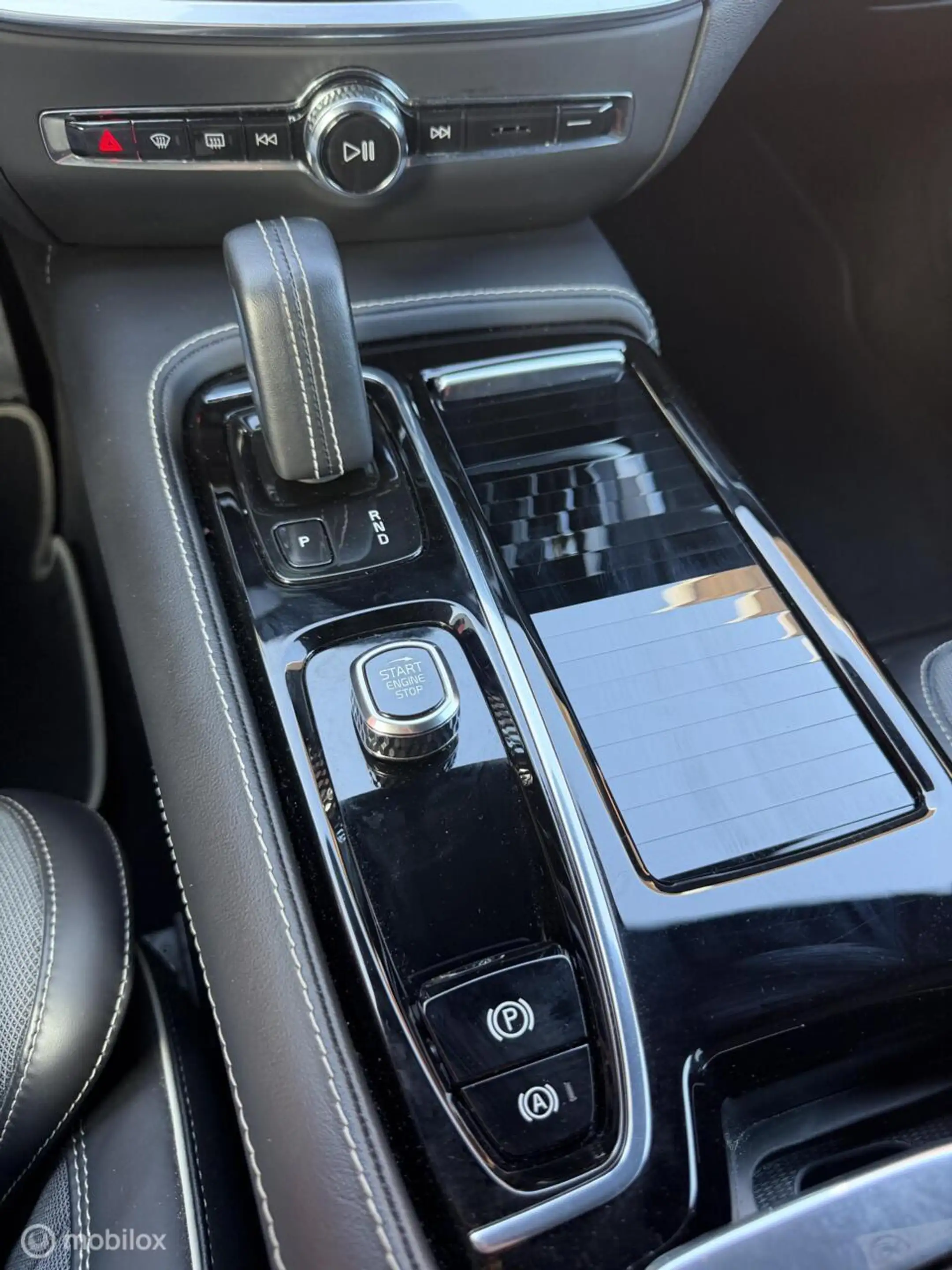 Volvo V60 2.0 T6 Plug-in hybrid AWD Plus Dark LONG RANGE — photo 16
