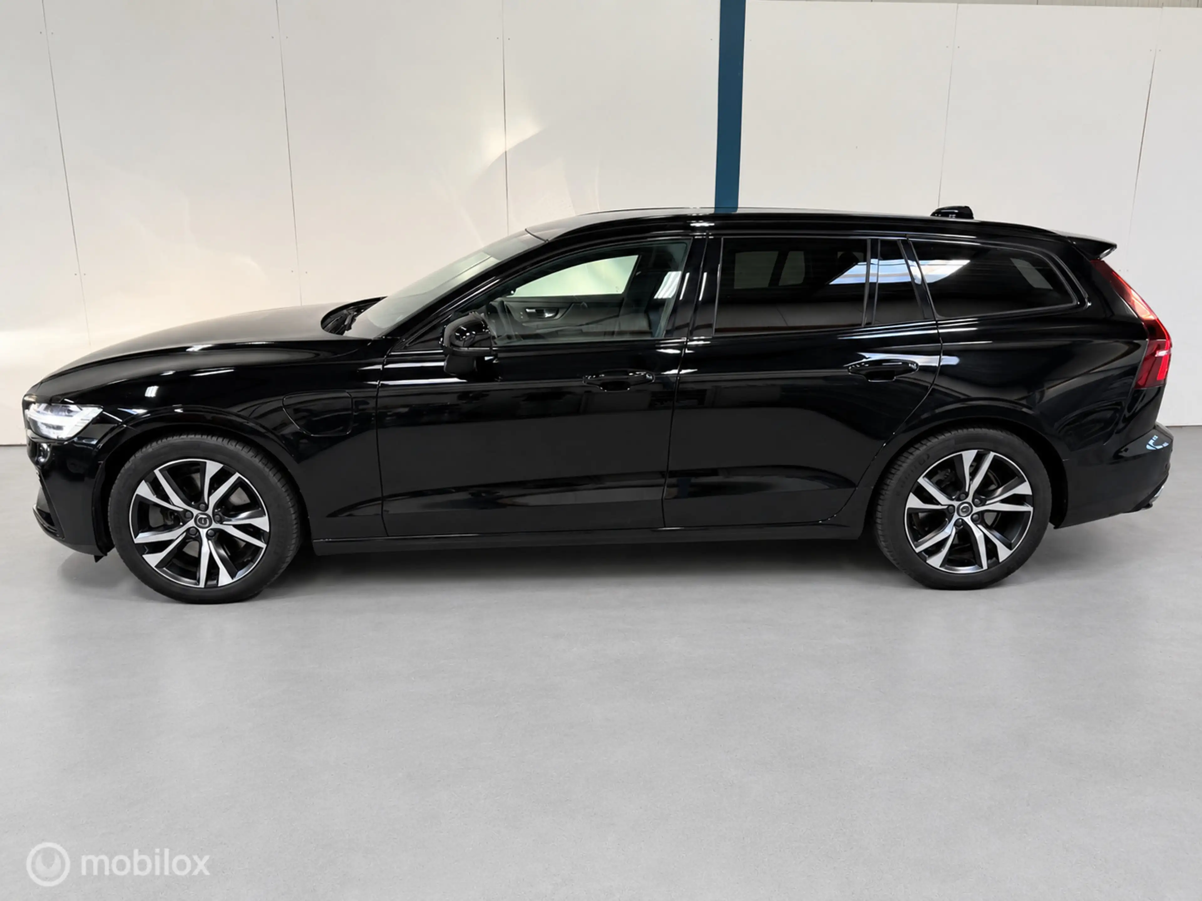 Volvo V60 2.0 T6 Plug-in hybrid AWD Plus Dark LONG RANGE — photo 14