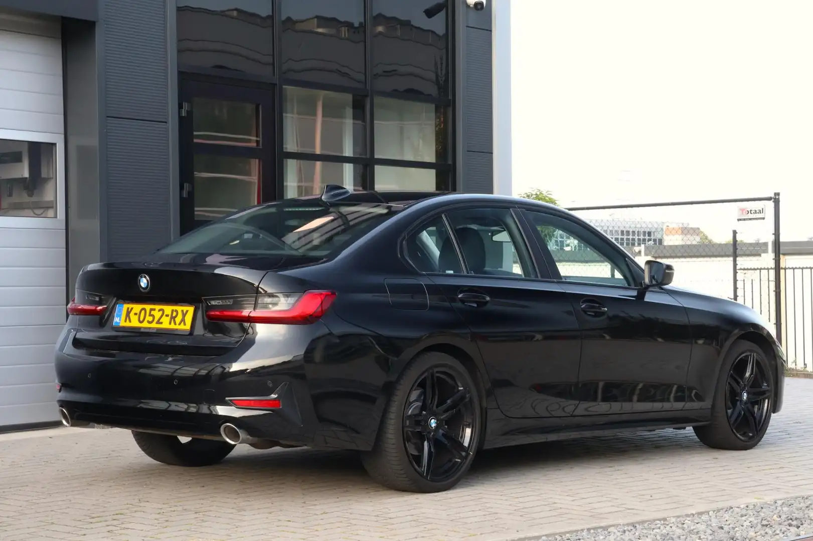 BMW 320 3-serie 320i High Executive Black Edition | 184 PK Černá - 2