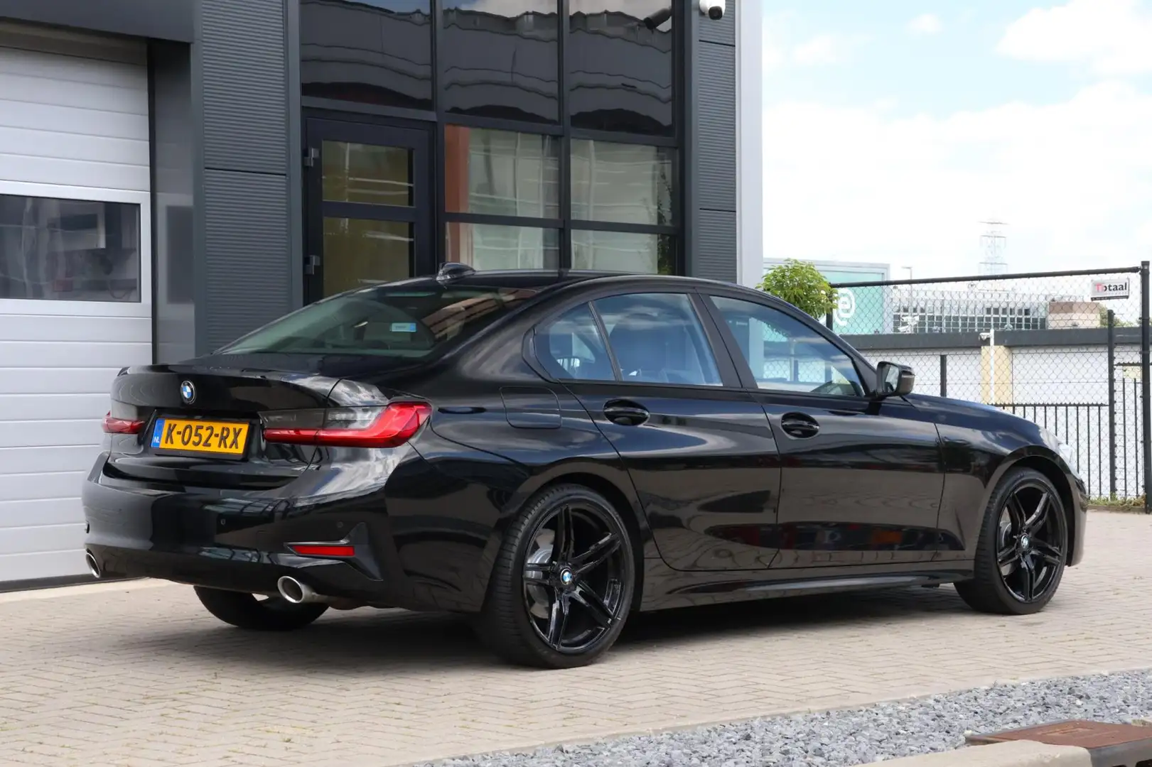 BMW 320 3-serie 320i High Executive Black Edition | 184 PK Nero - 2