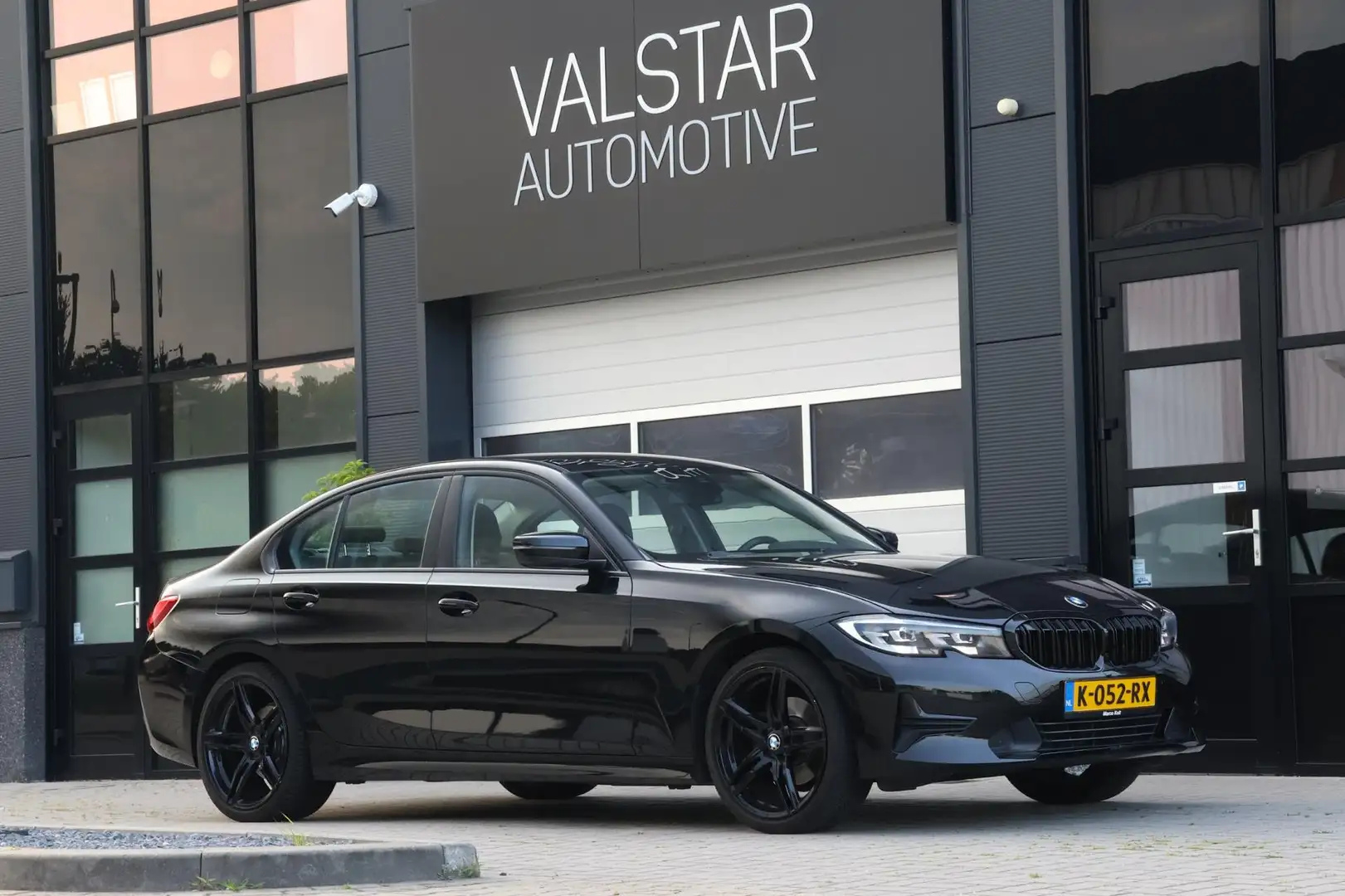 BMW 320 3-serie 320i High Executive Black Edition | 184 PK Černá - 1