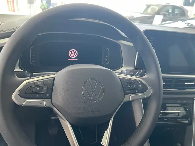 Volkswagen T-Roc view 5