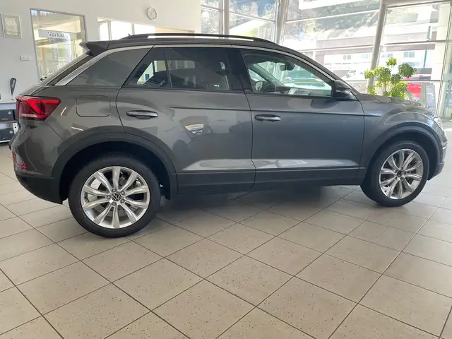 Volkswagen T-Roc view 2