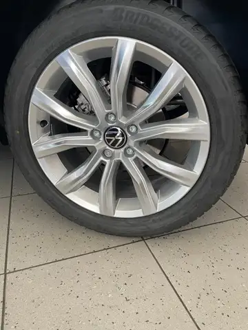 Volkswagen T-Roc view 8